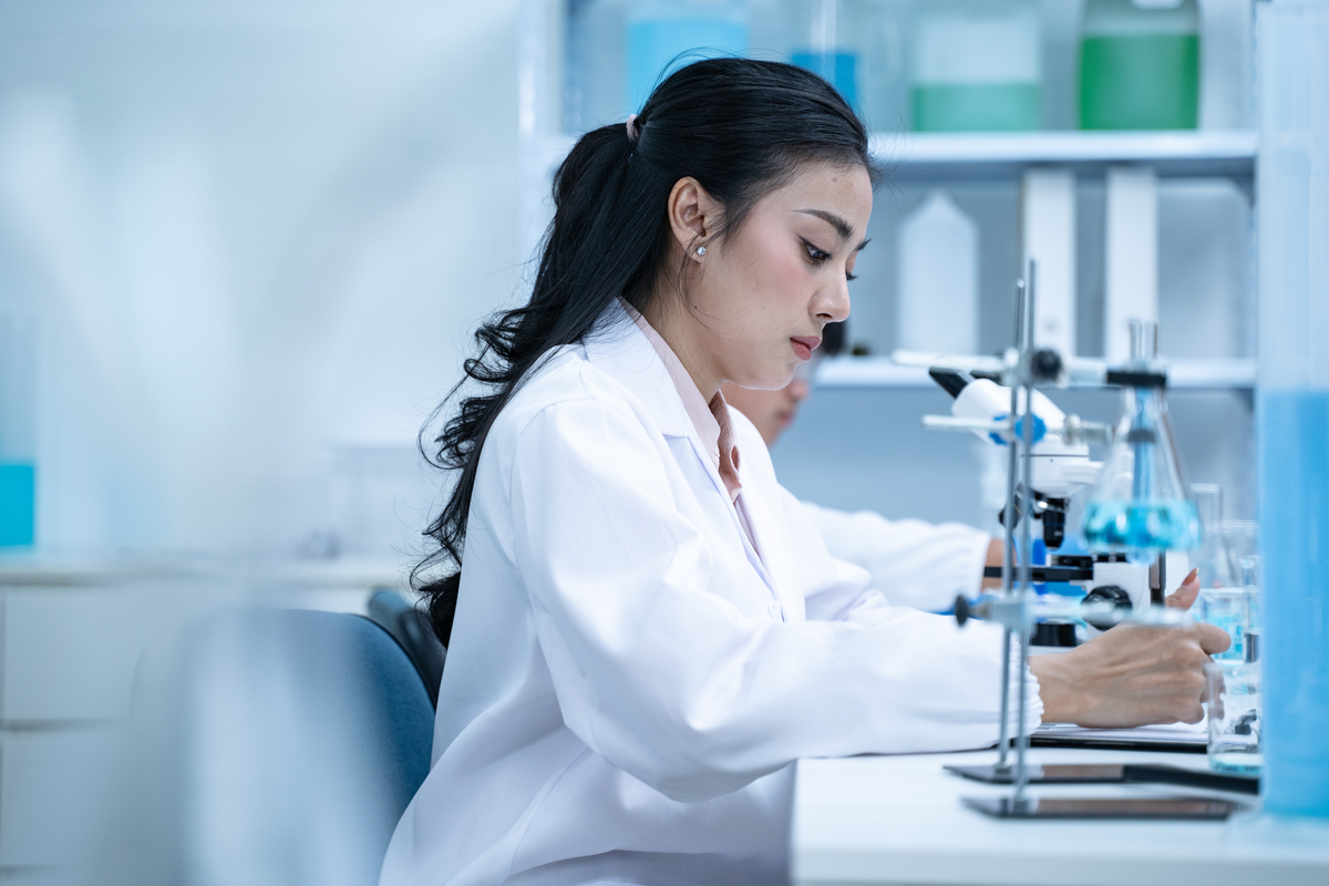 女生适合学临床医学吗？2023年临床医学专业前景分析