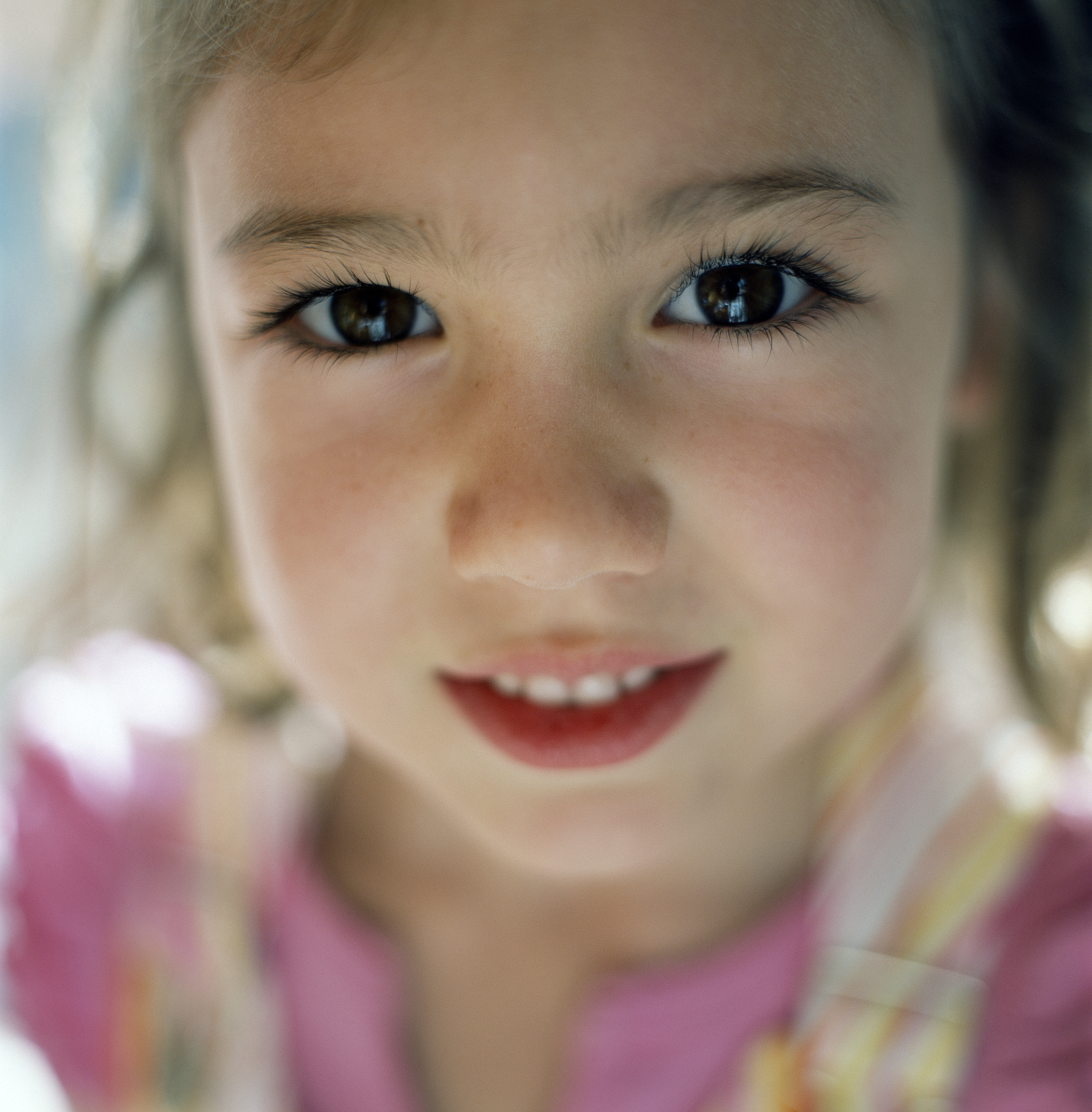 请写一个ai绘画真人大眼睛的漂亮可爱的美女参数和关键词