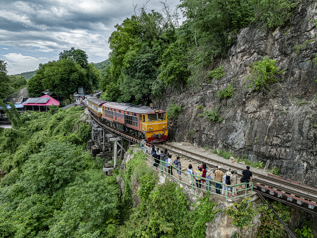 小火车上山，微风拂面，美景入画