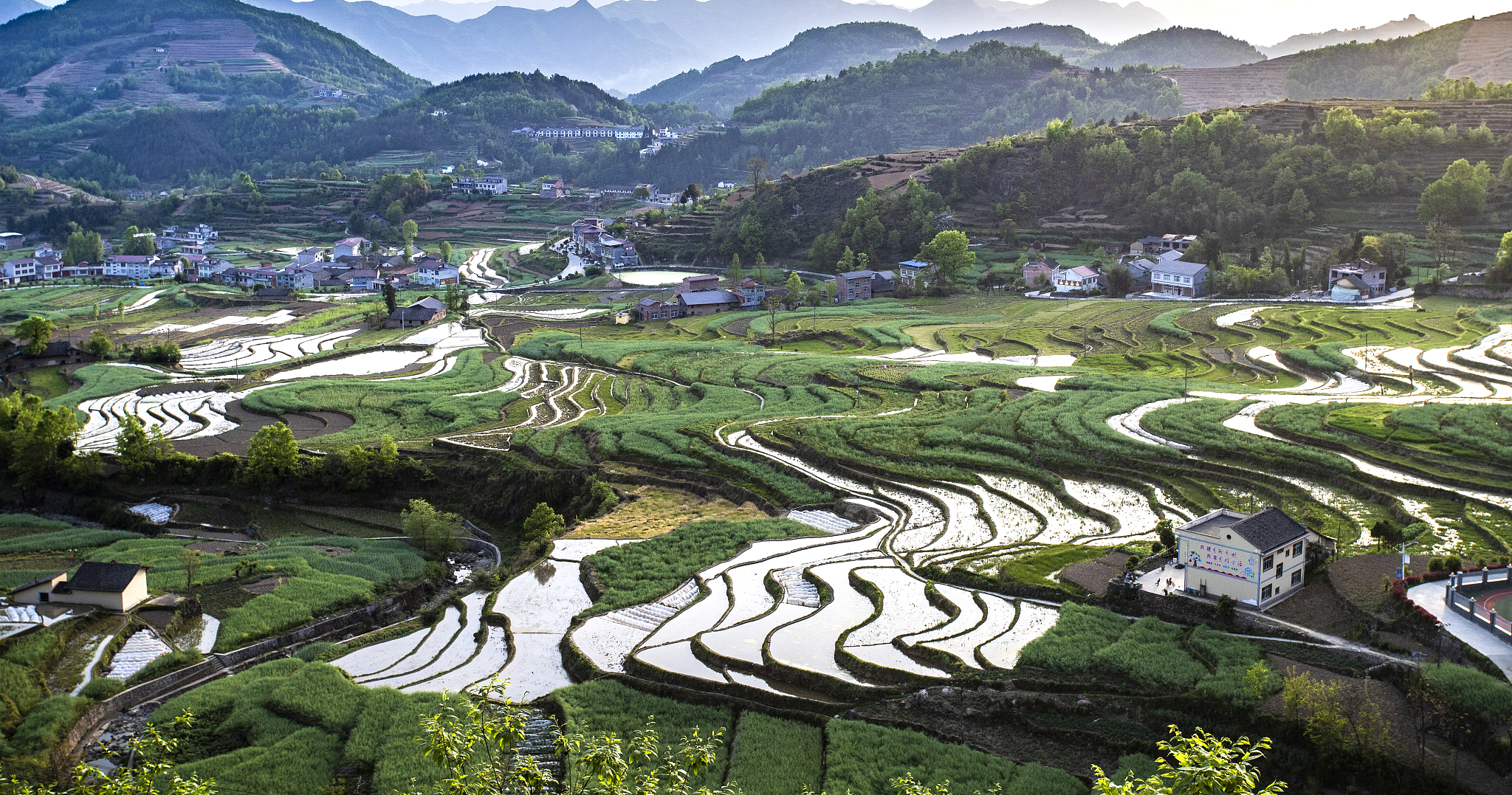 仿《春江花月夜》写一首诗：凤堰梯田云海，气节豁达逍遥