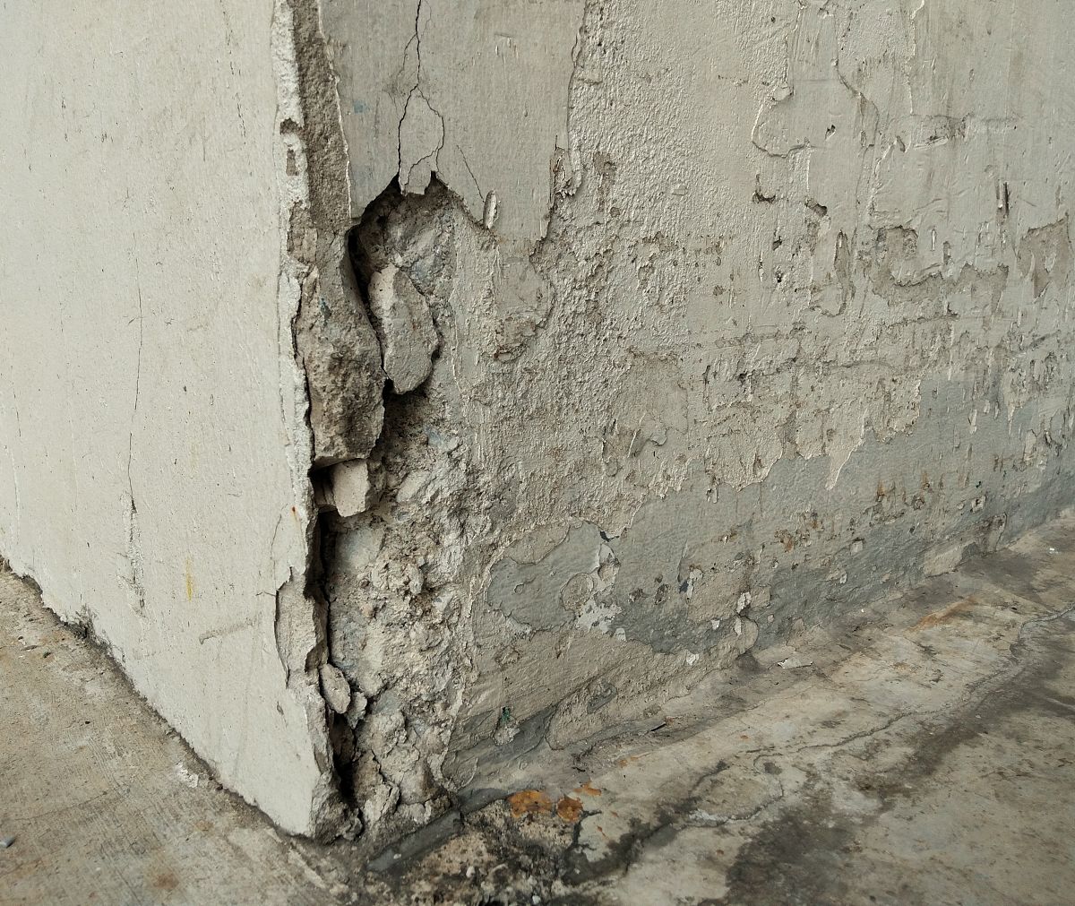 请总结《混凝土结构裂缝的产生原因及防治措施》的提纲：