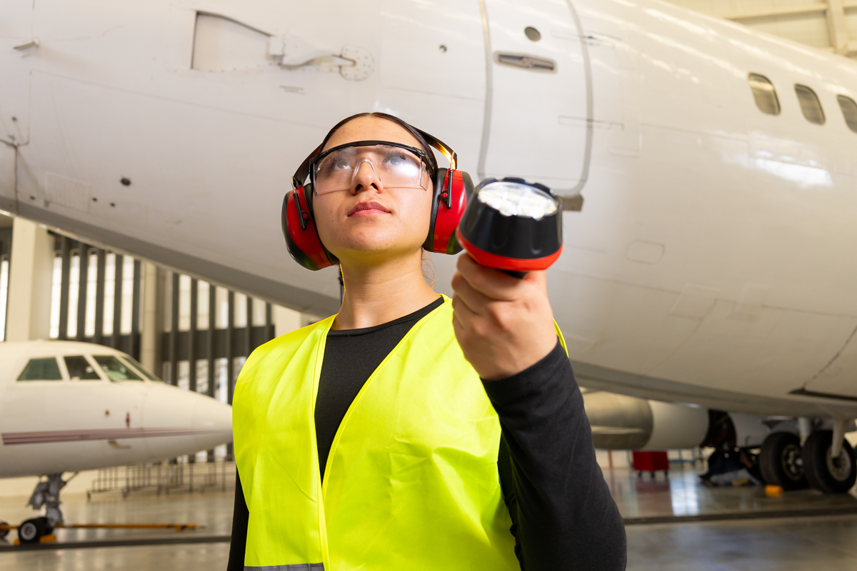 巡逻飞行员就业前景分析：高风险、高技能职业的未来发展方向