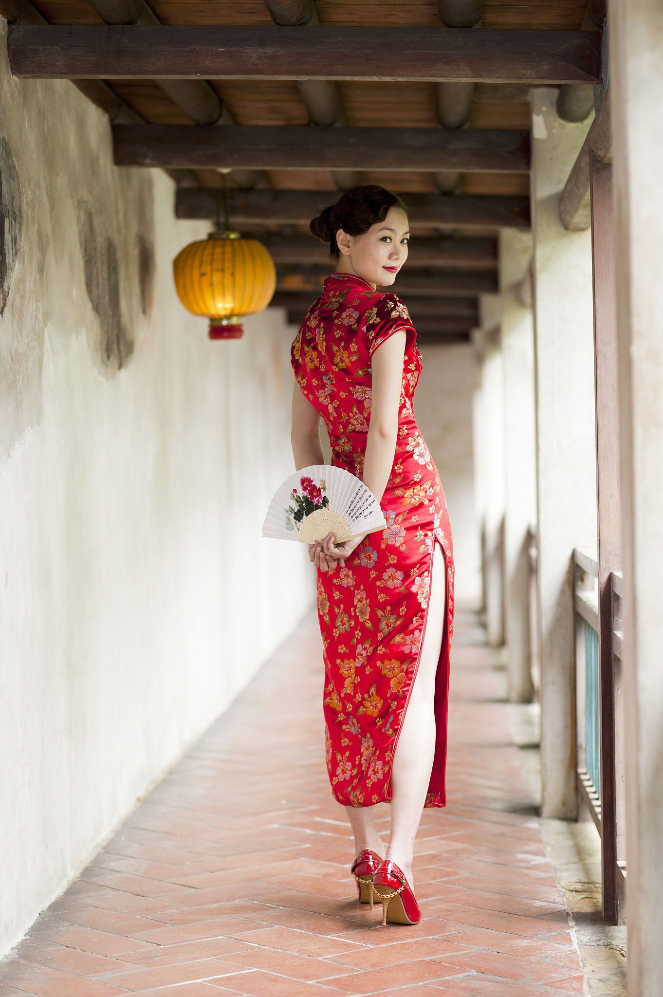 旗袍配图文案：优雅、自信、魅力，尽在旗袍