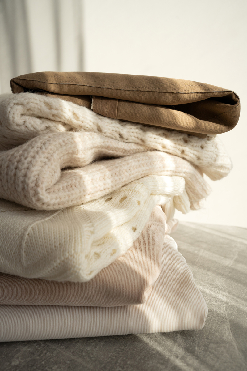 你是一名纺织爱好者请你用英语翻译一下以下文字。Fibers are spun into yarns that are woven or knitted to produce fabrics The natural fibers are cotton wool silk linen and hair fibers like cashmere and camel’s hair Traditionall