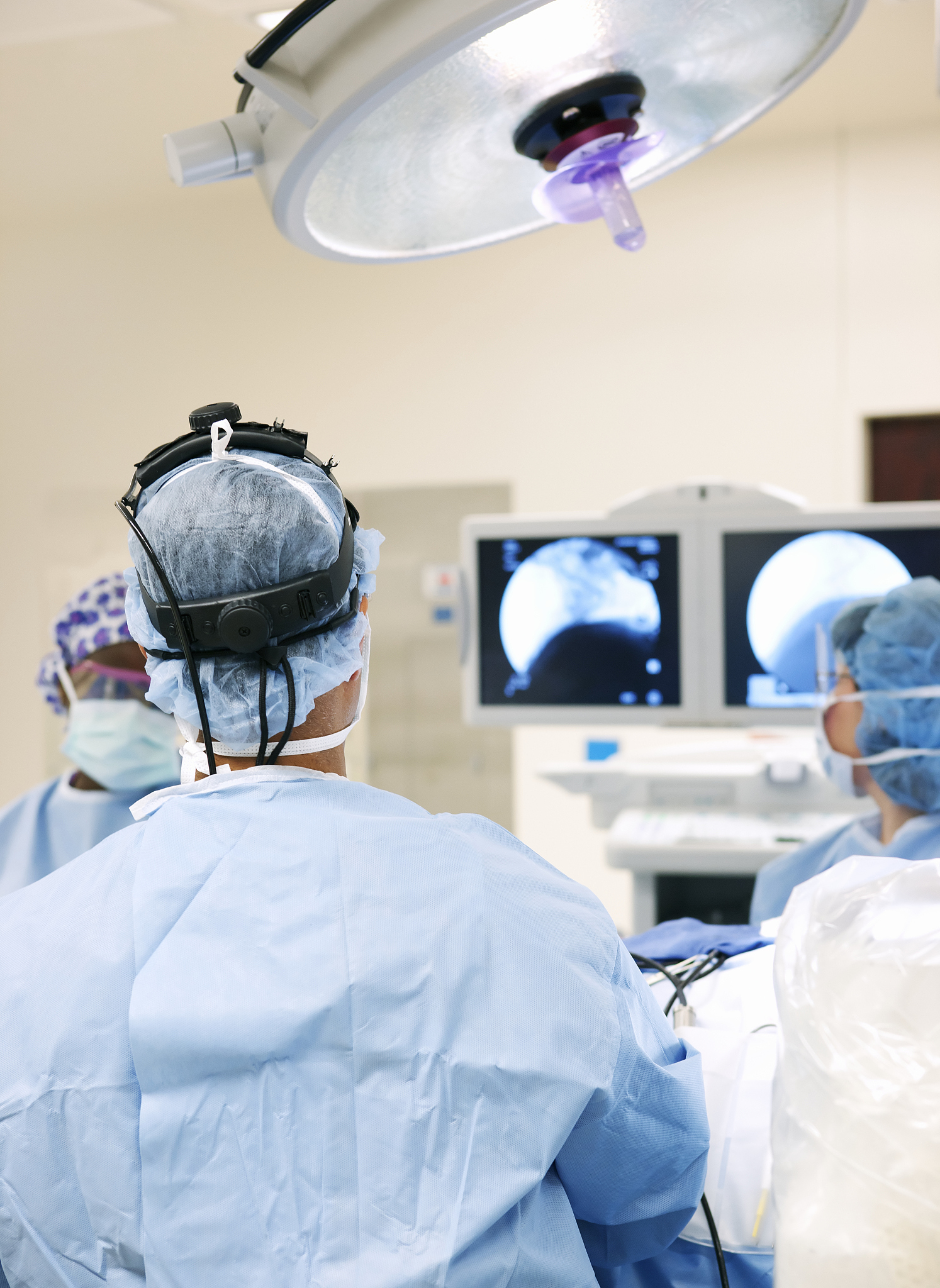 翻译：The patients in the study underwent surgery to remove the colon tumor followed by adjuvant chemotherapy The chemotherapy regimen used was XELOX which consisted of oxaliplatin and capecitabine The a