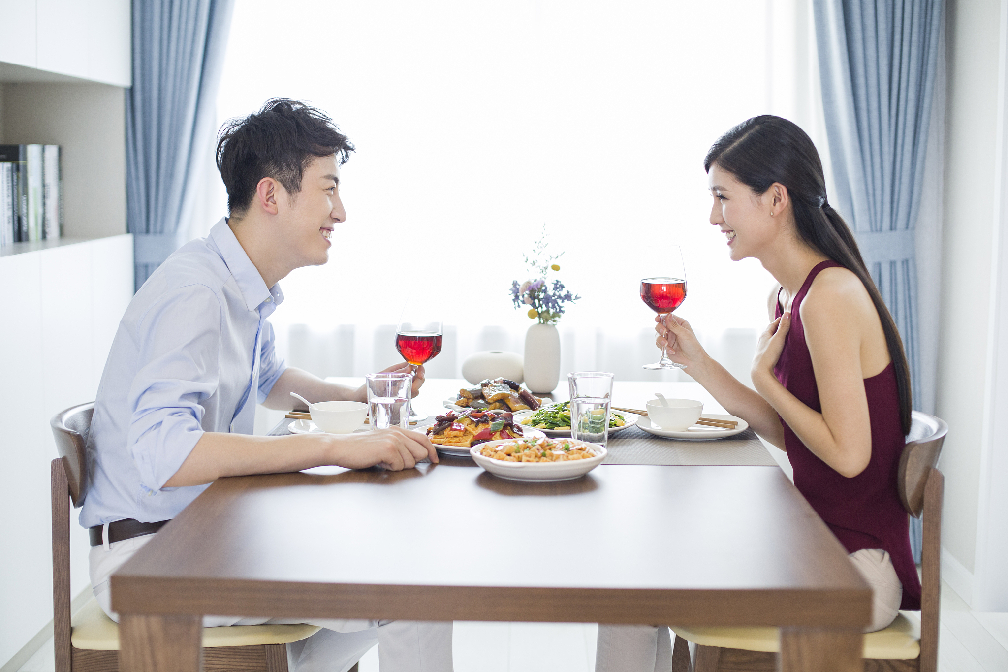姐妹们我老公天天吃饭我该离婚吗？ 使用小红书话术500字