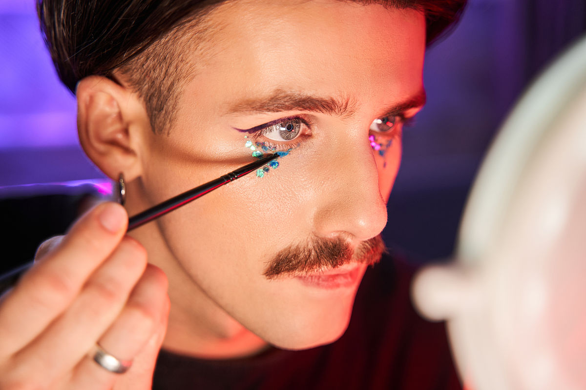 给我一篇关于男生学化妆美容怎么样？好学吗？的500字文章