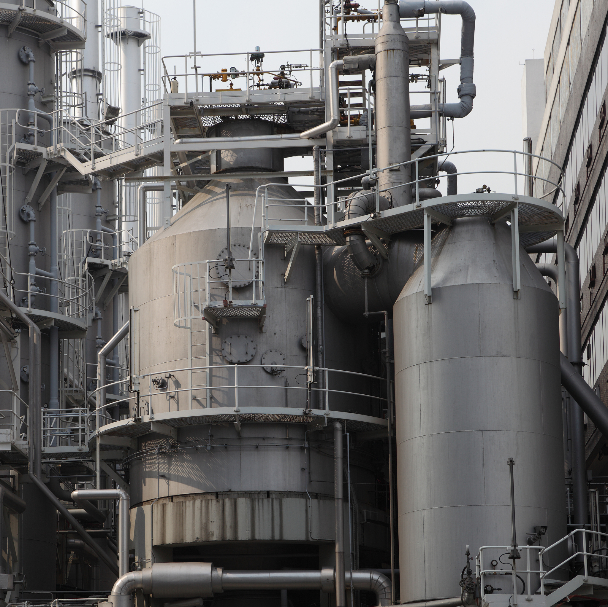 以下面这段话为参考信息写一篇2000字的工业领域氢气燃烧技术及关键装备研发的咨询报告。开发氢能燃烧系统和智能控制系统：针对氢气燃烧混合扩散过程控制、燃烧放热强度控制、空间能量密度控制、安全监测应急控制系统等关键环节开发出可适应多工况氢能燃烧系统和智能控制系统实现对系统的监检、显示、记录、调节控制以及安全联锁与报警以及与燃烧空间温度的智能连锁调节实现控温精度±05℃。