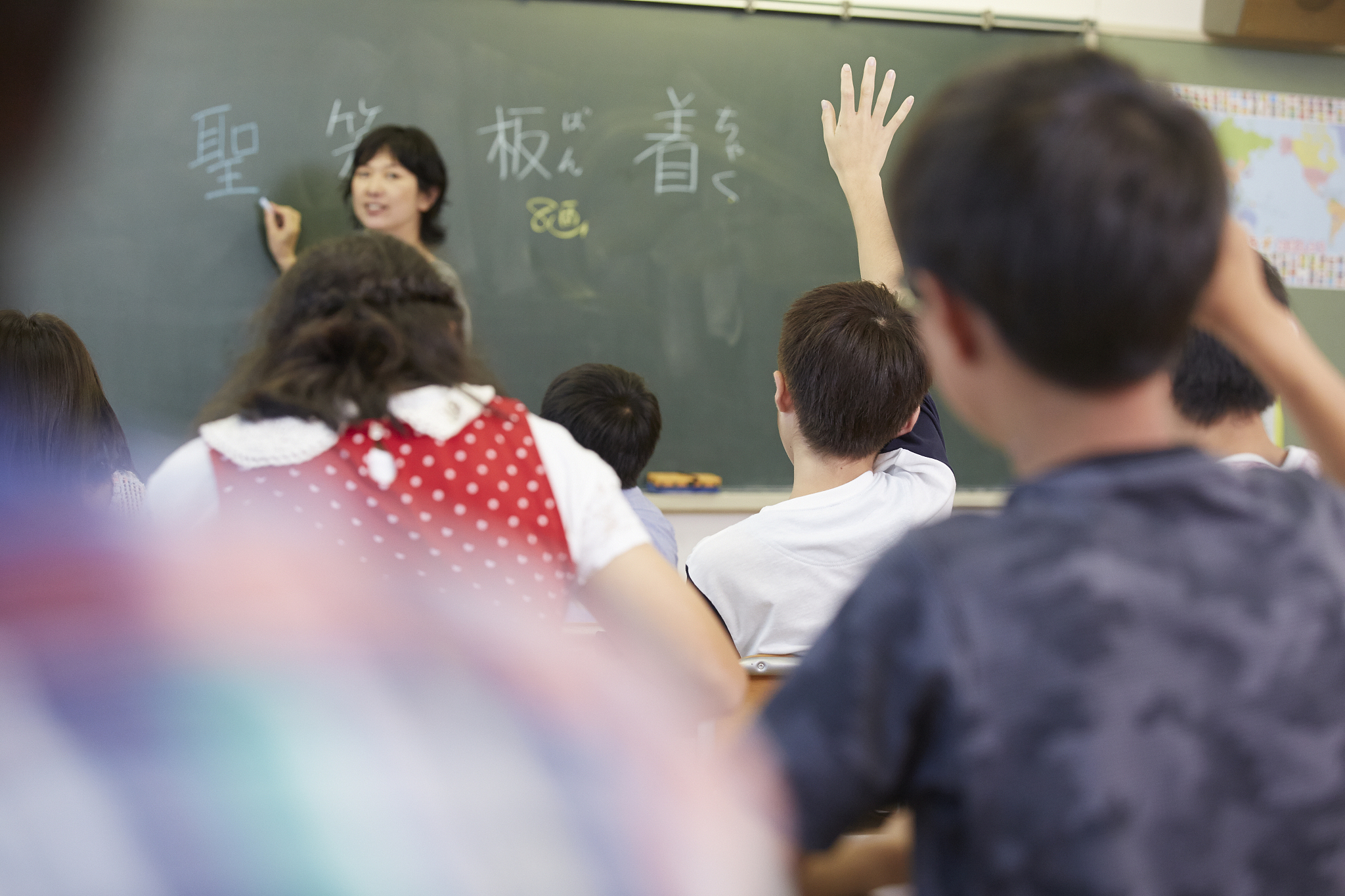 自习课上，一场橡皮引发的争吵，我笑了却遭罚站