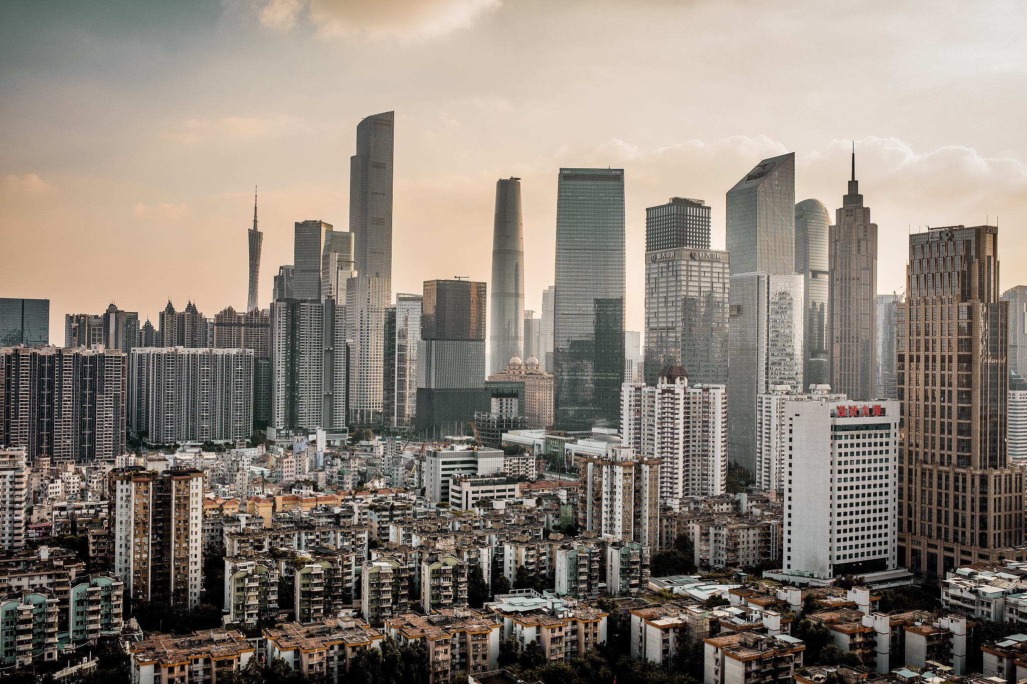 所以地铁的常规做法是一半的人口密集老城区一半的人口稀少开发区并不完全为交通服务。当一个城市新建一条地铁完成是为了交通服务而不要走郊区那这个城市就是很有前途的城市值得你留下的城市所以地铁对于一个城市它作为人民交通工具的作用是次要引导人口去新开发区是主要。对于一些老城区地铁是弱化效果它拉高了附近的土地让老城区将来的改造带来极大麻烦。大家都说买房主要看地段地段地段但平民很难判断将来的地段在哪里现在的地段