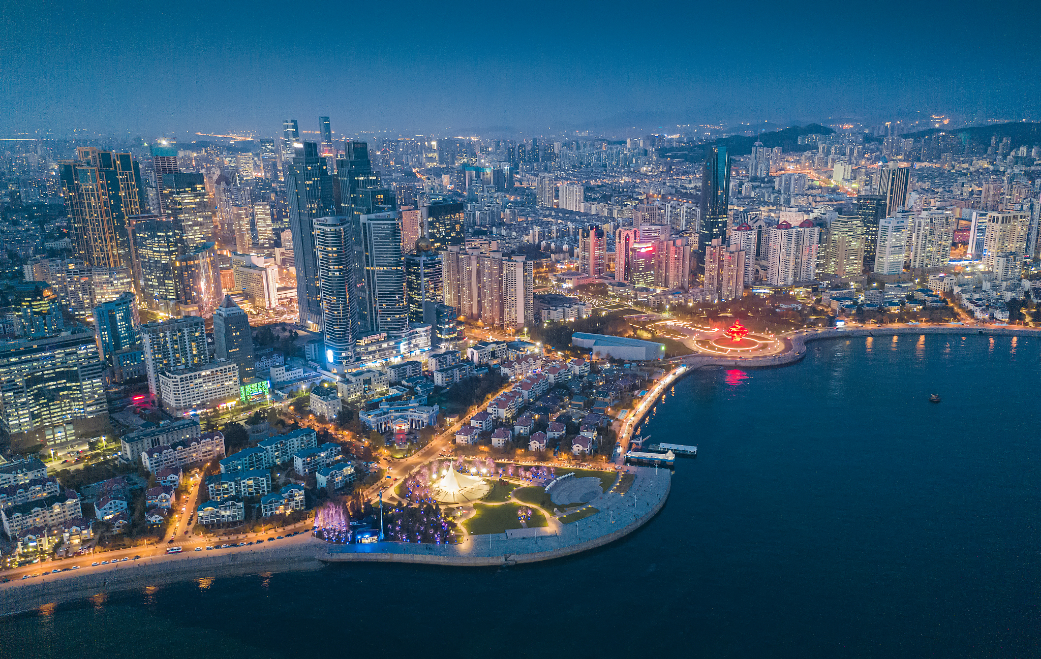 青岛市海岸线曲折岬湾相间对经贸的影响