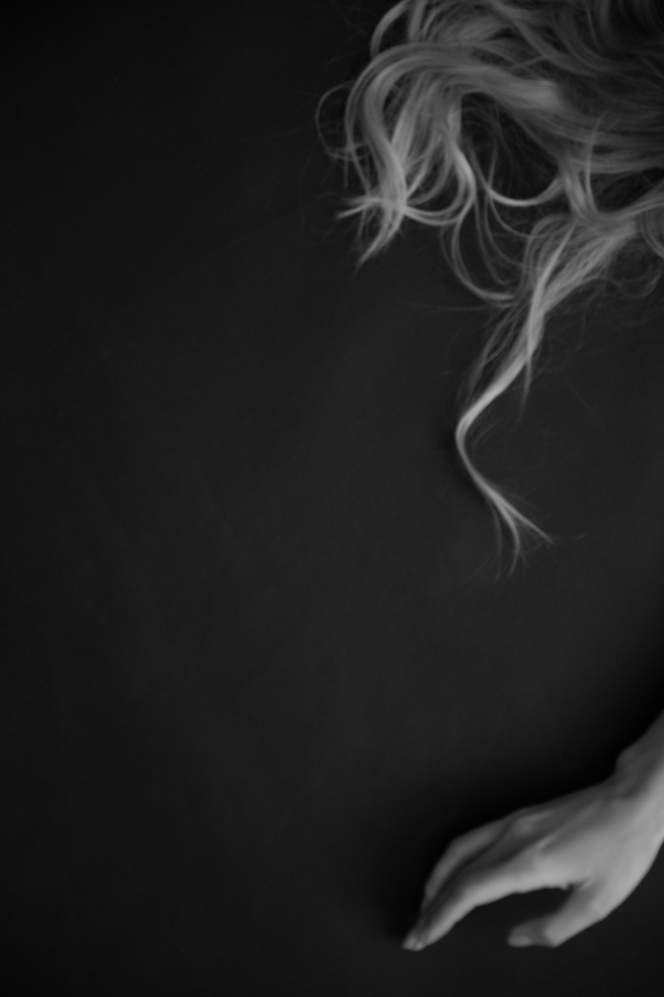 帮我写8次标志设计课程辅导答疑情况记录要求每次答疑2次提问和2次回答每次回答需要详细回答并且每次答疑需要有解答学生问题而引发的对本课程的教学建议、改进措施的总结