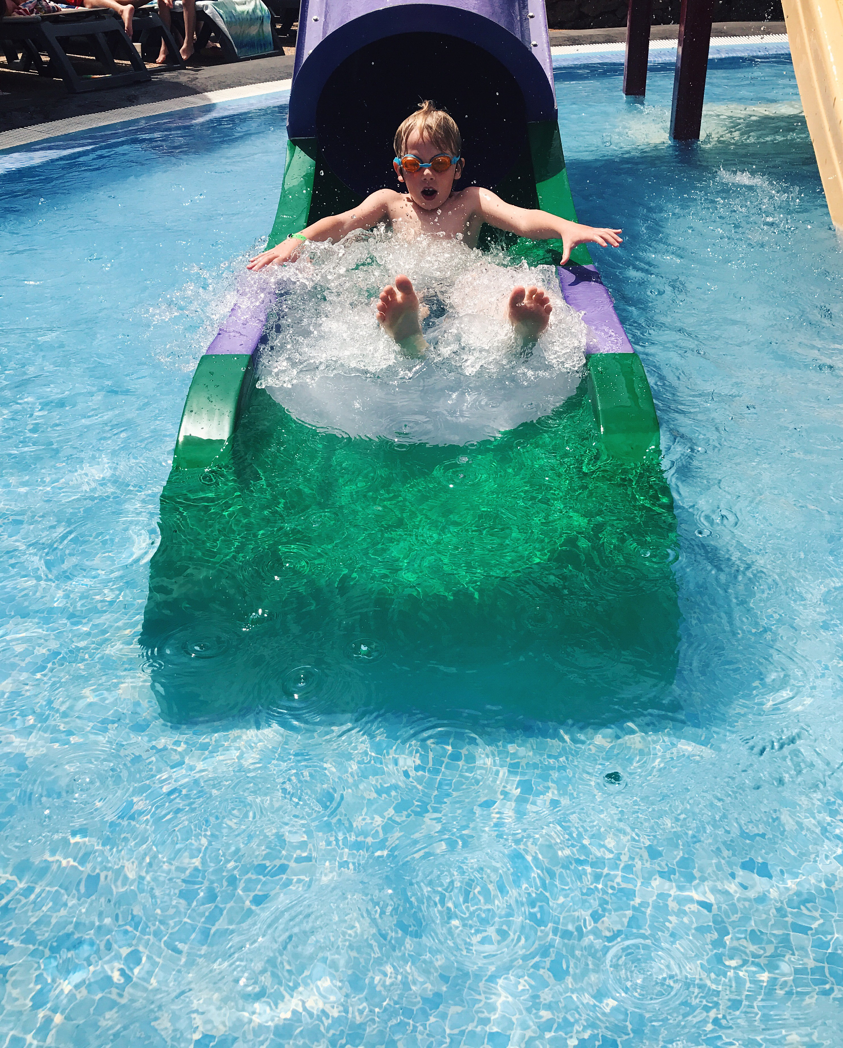 游乐场都怎么清洁泳池里的水