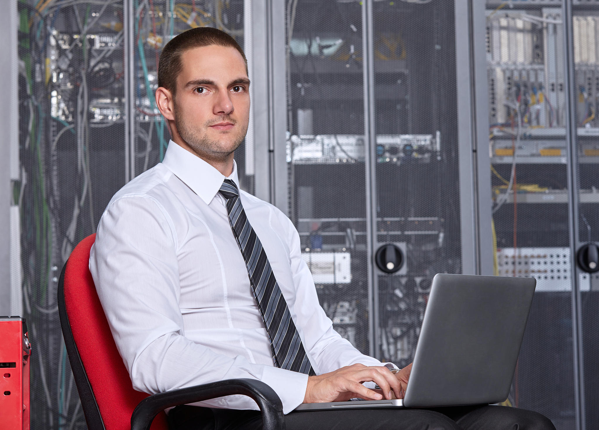 政企专线两个固定IP，一台路由器如何分配给两台电脑？