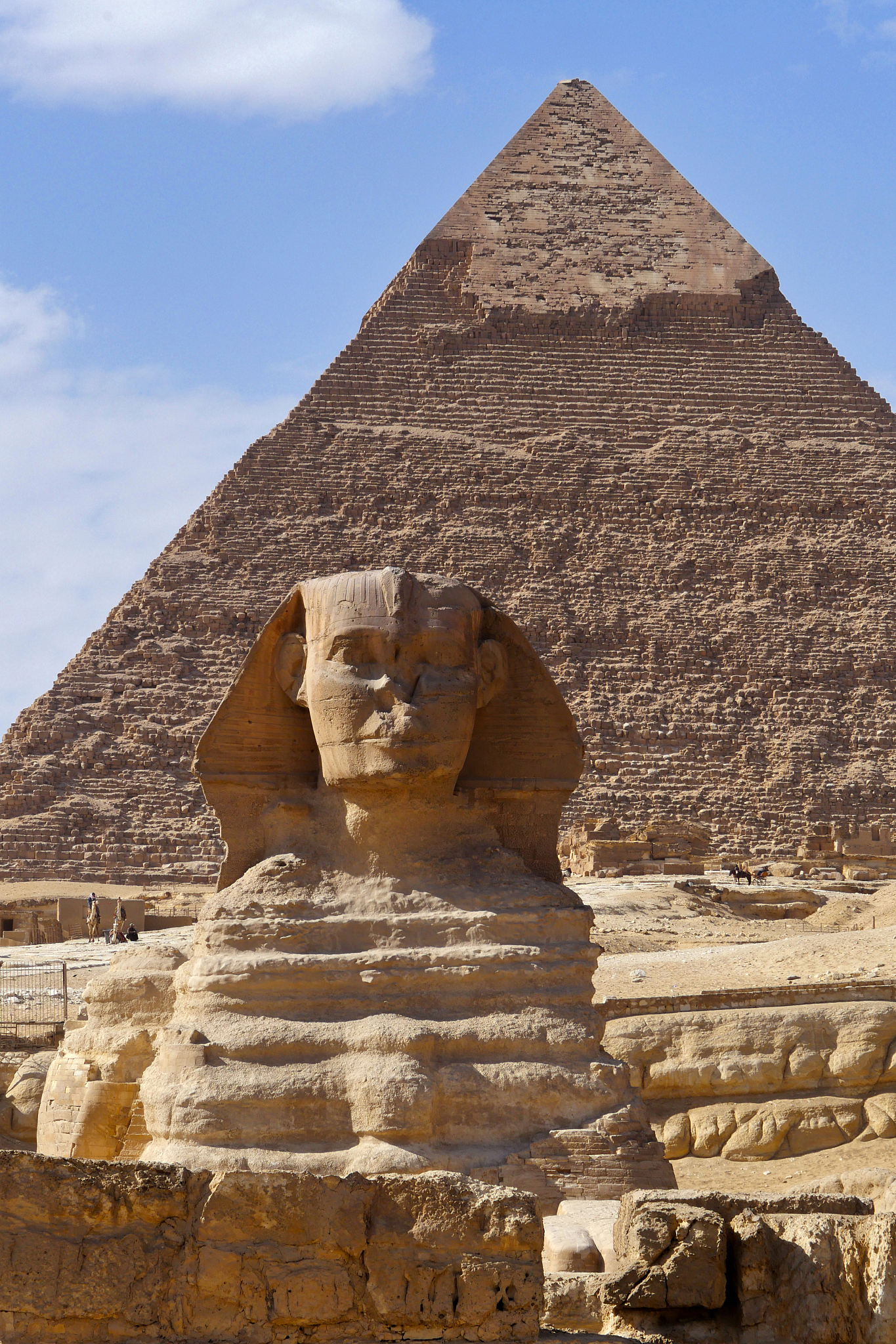 the great sphinx with the pyramid of khafre in the background at