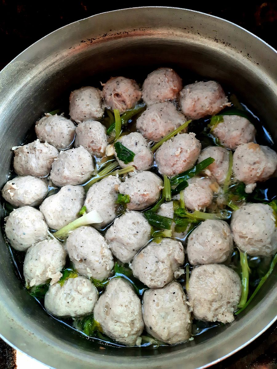 在炉子上煮肉丸汤,准备食物.