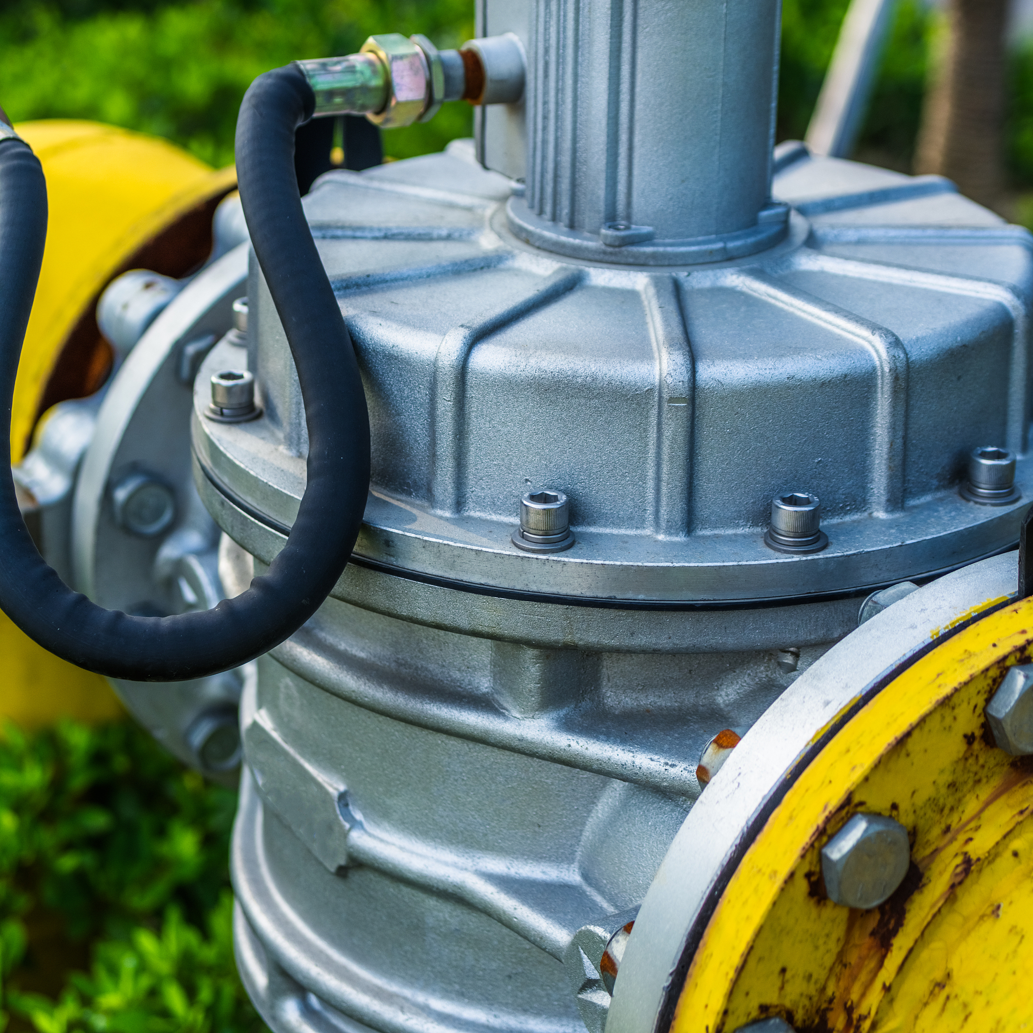 允许吸上真空高度是指水泵在标准状况下运转时水泵所允许的的真空值一般常用它来反映离心泵的吸水性能。