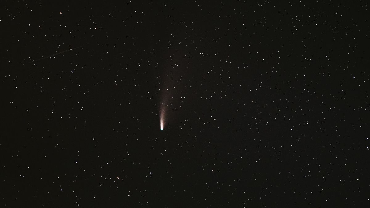 2020年7月18日.星夜星空中的c2020f3彗星自然夜空背景.4k延时