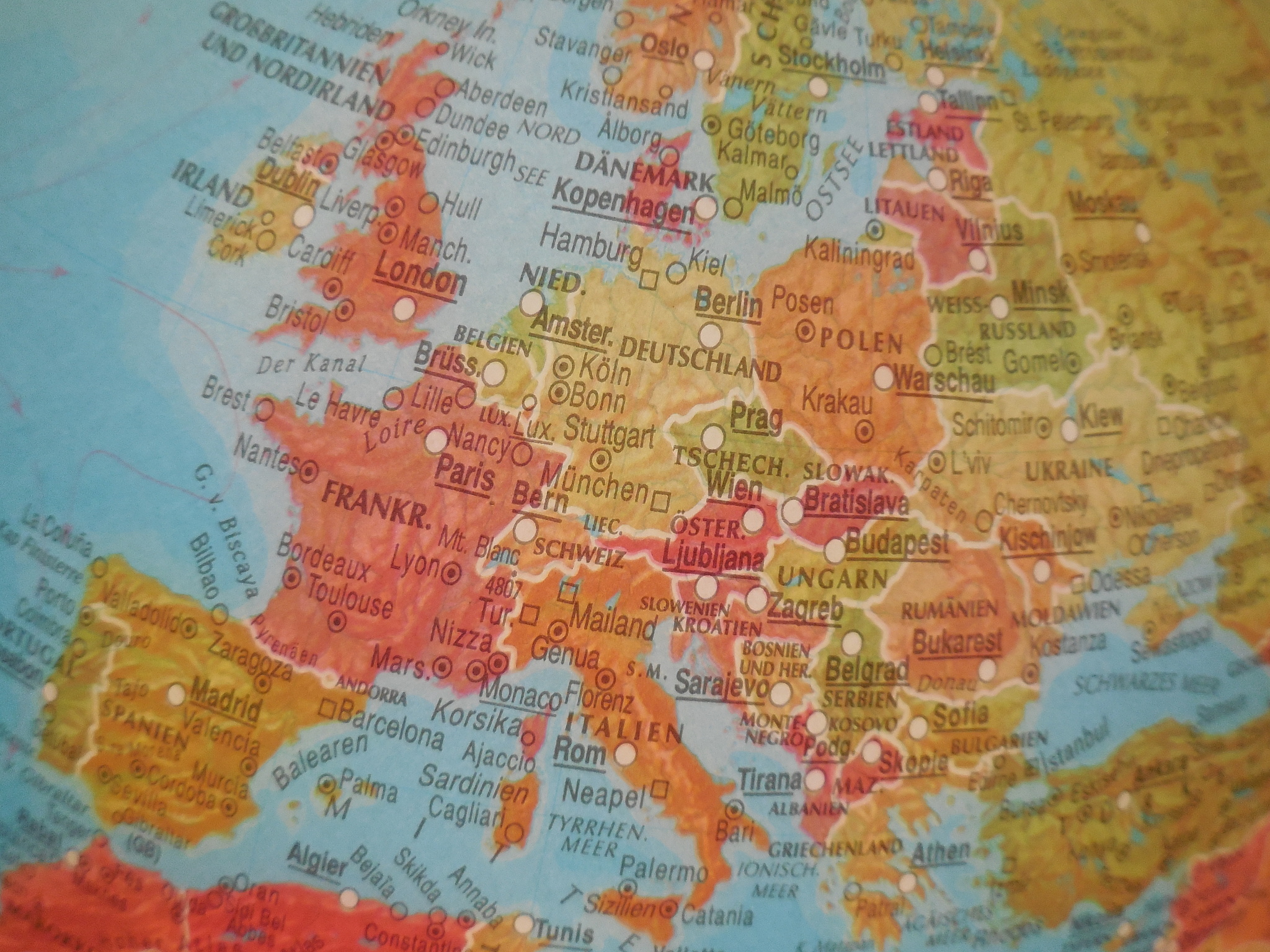 please translate the Chinese essay below into English欧洲民族大迁徙是发生于公元376～568年散居罗马帝国境外的以西欧民族为主的诸外族部落大举强行移居帝国境内并各自建立国家的历史过程 。欧洲民族大迁徙的原因有以下几点第一西欧民族的原始公社制解体部落显贵 、军事首领及亲兵渴望向外掠夺新的土地和财富；第二人口自然增长对生产力形成压力为了发展畜牧经济