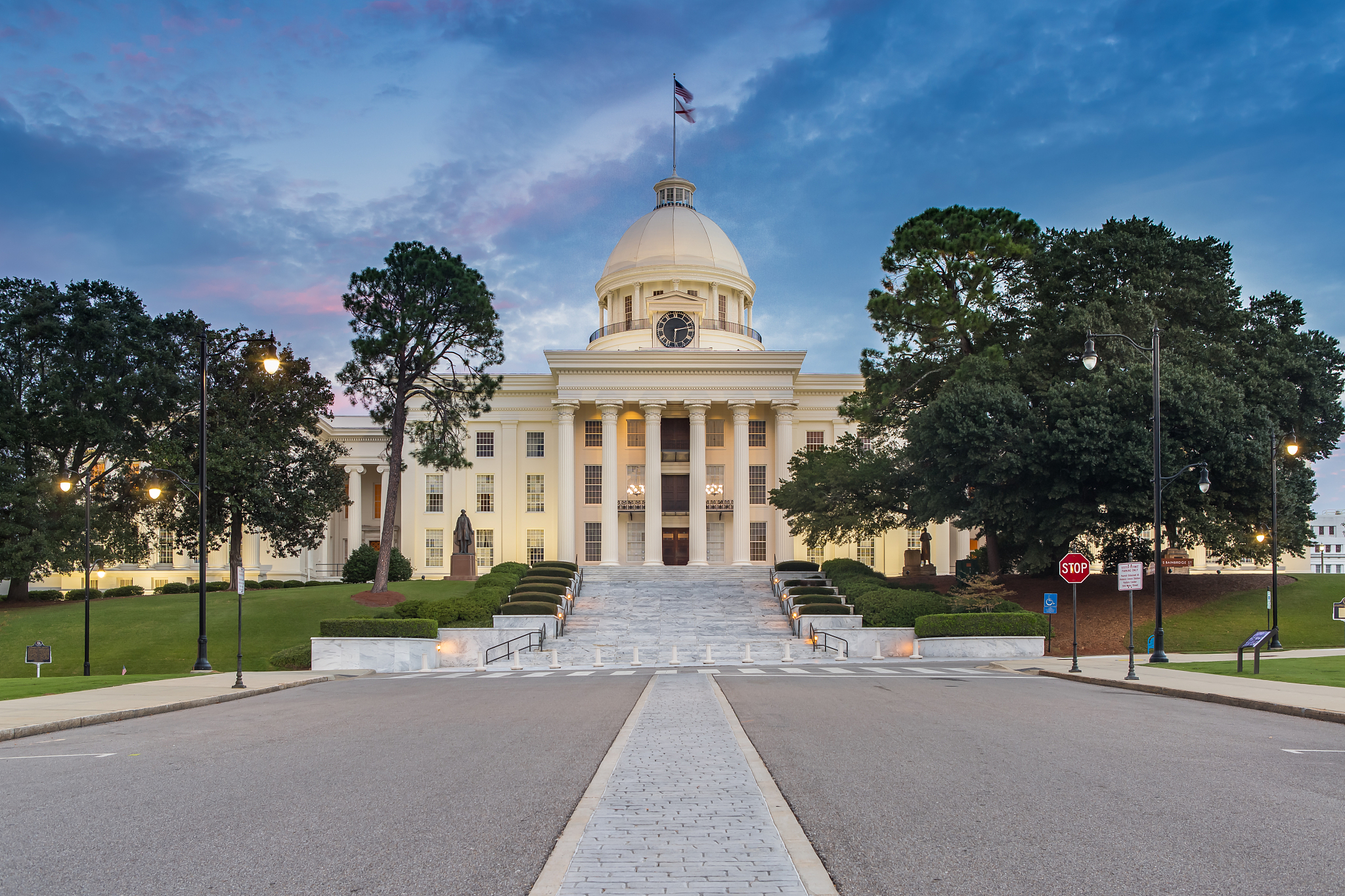 alabama state capitol in montgomery at night