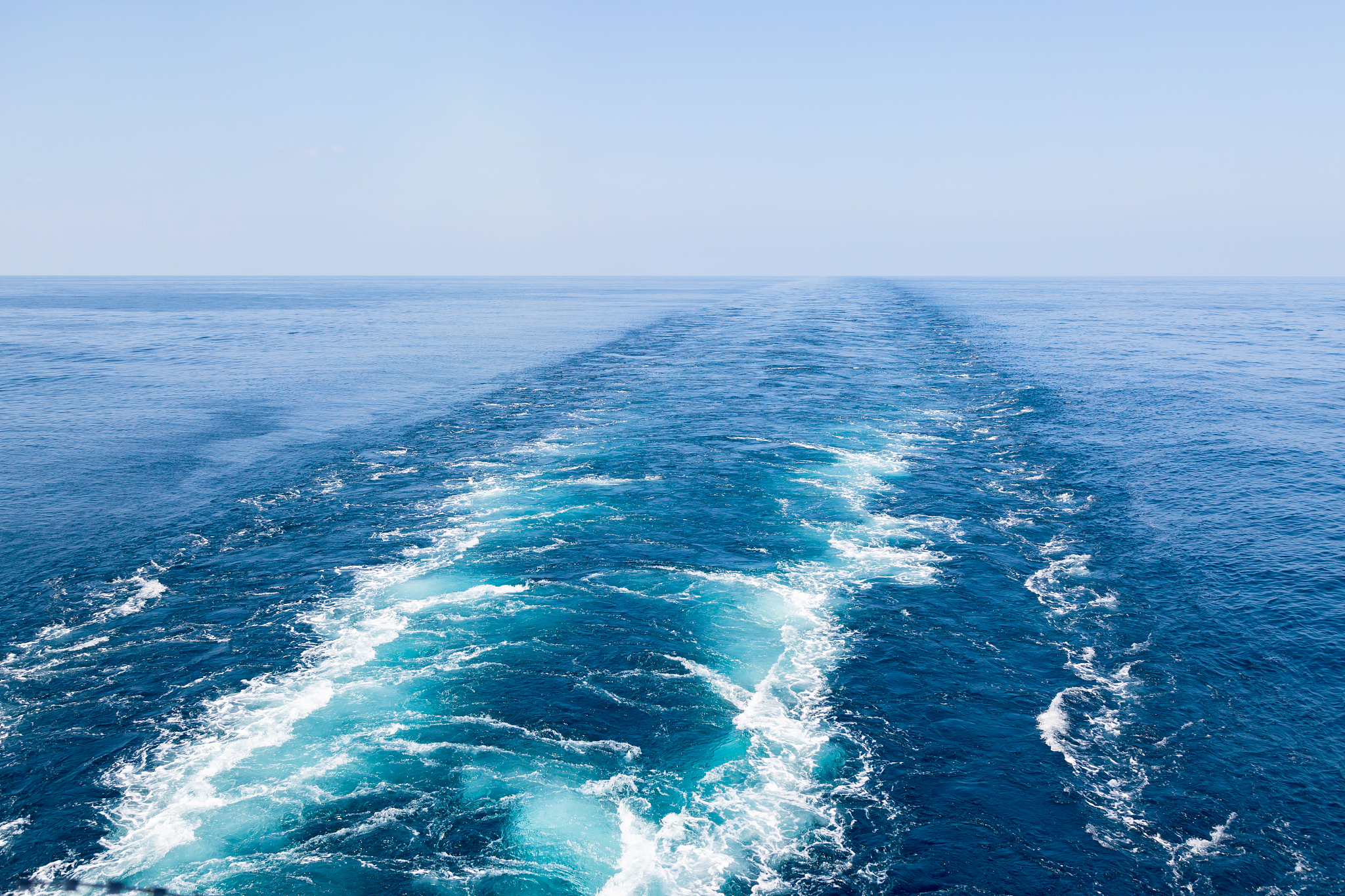 请翻译该航程中天气怎么样？是否遭遇过大涌浪？