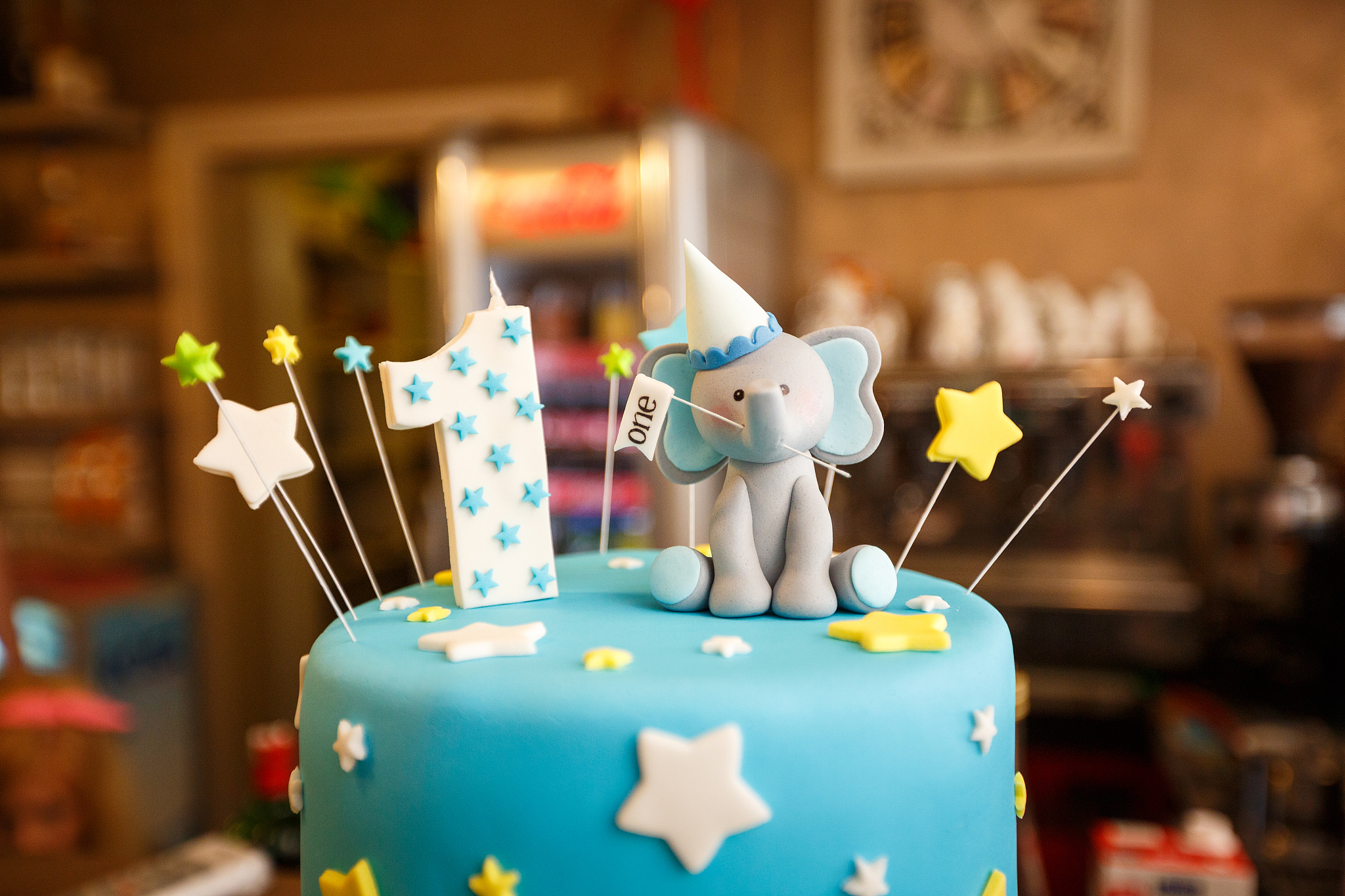 儿子四周岁生日去年和今天相同的蛋糕根据此编写一个微信朋友圈文案