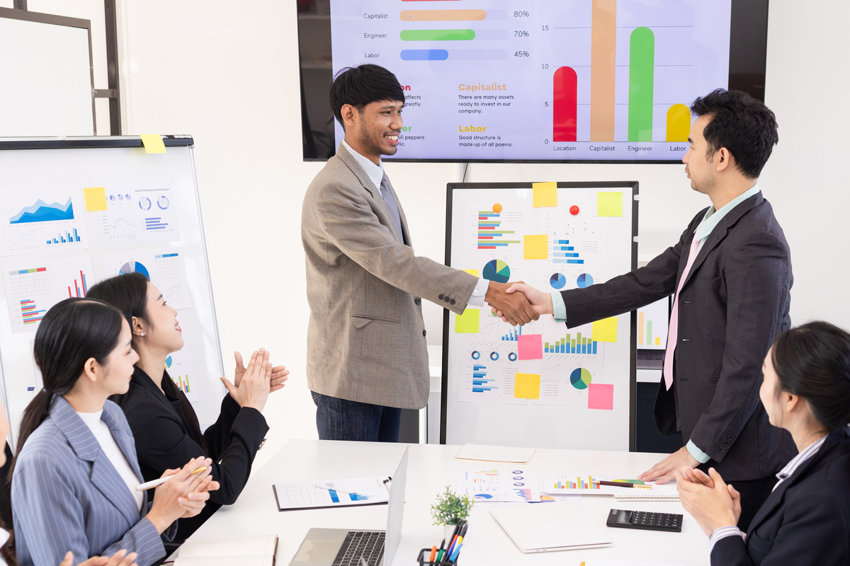 商务交流中需要注意些什么？商务往来中应该做些什么？请保持在70-80英语单词左右