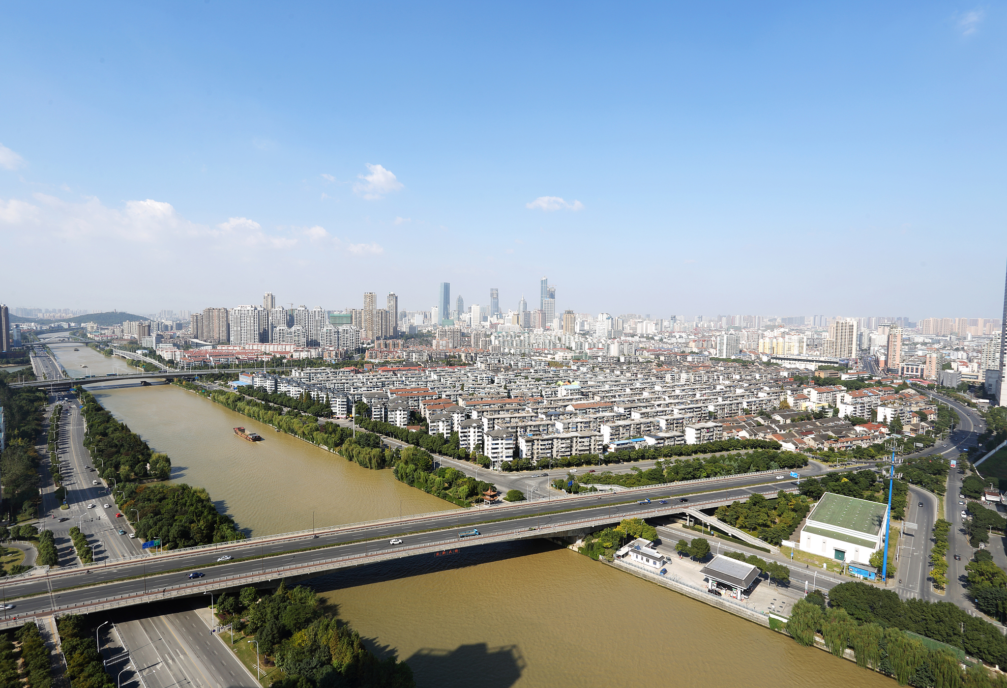 京杭大运河穿过现代城市