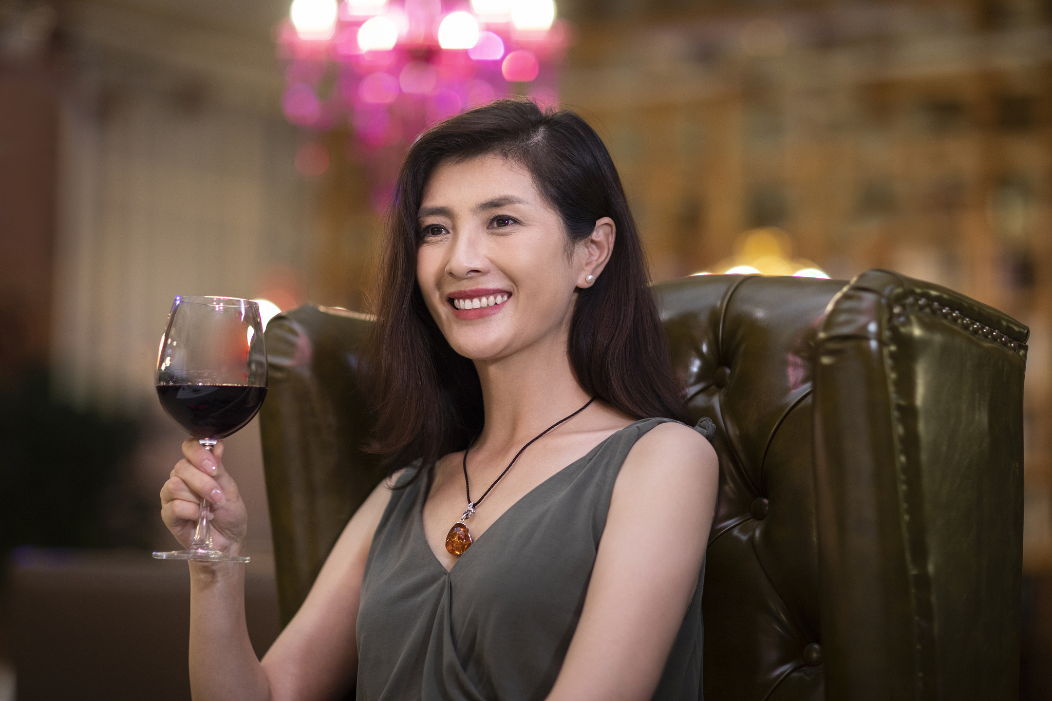 优雅女士在餐厅品尝红酒