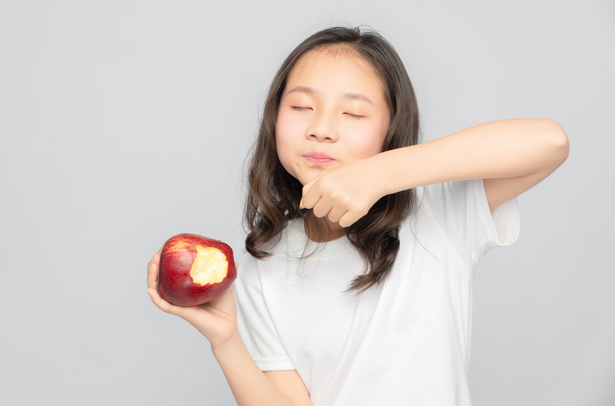 灰色背景里的亚洲小学女生