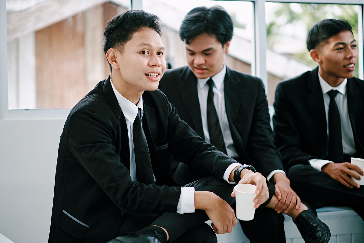 中国成功商人张伟的成功秘诀：勤奋、团队合作和坚定的信念