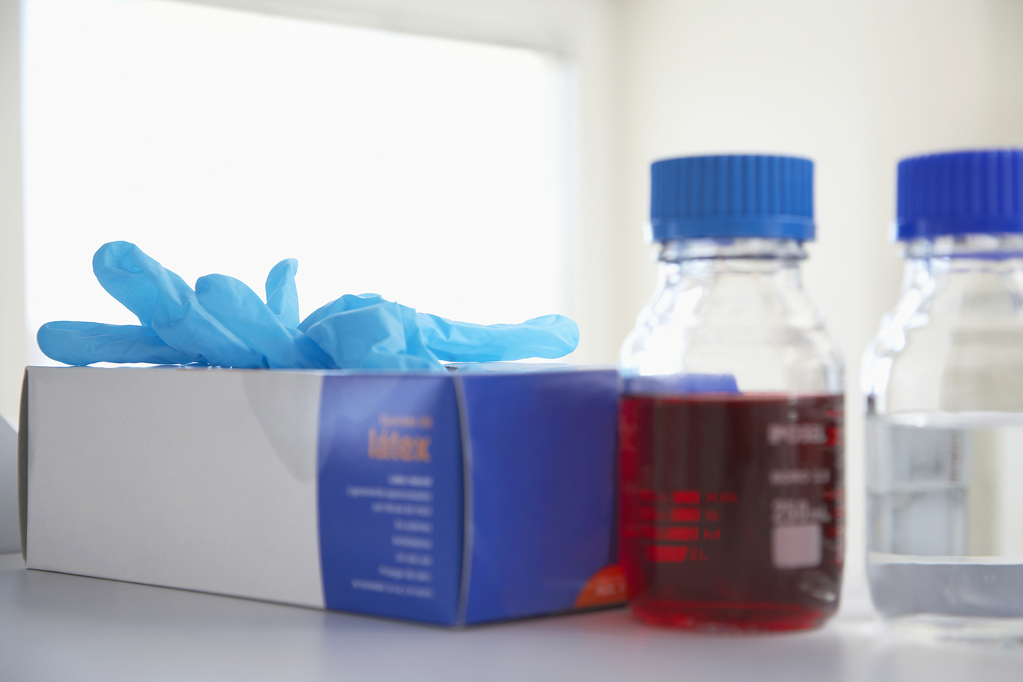 蓝色溶液：种类、应用及原理 - 化学、医学、生物学