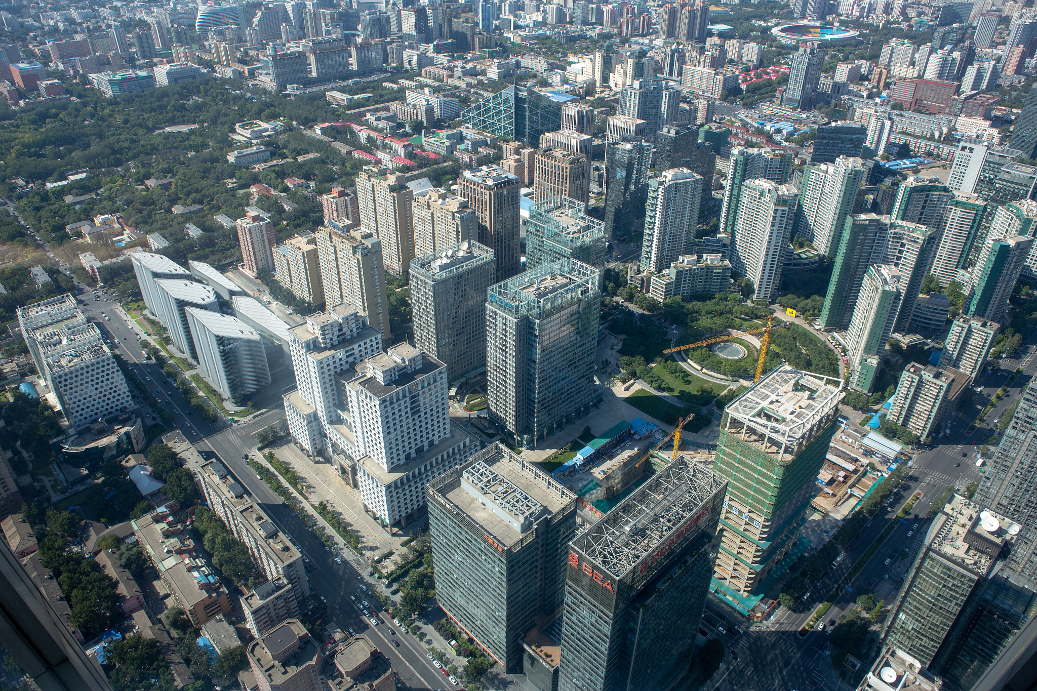 阐述：在城市发展中特别是大城市超高层建筑的越来越多因为土地稀缺人口密集、城市景观等因素