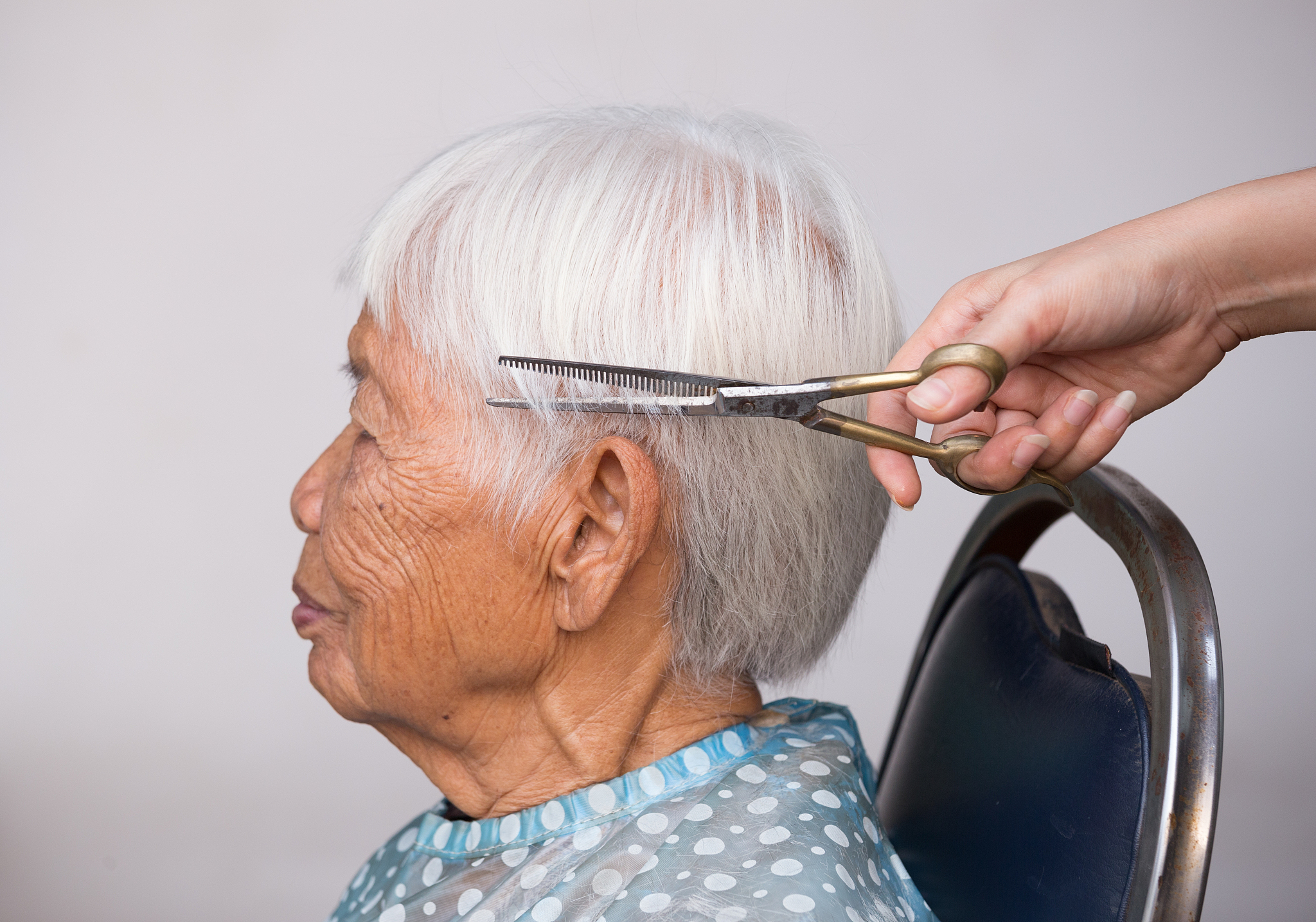 白头发越来越多怎么办？5个方法帮你改善少白头！