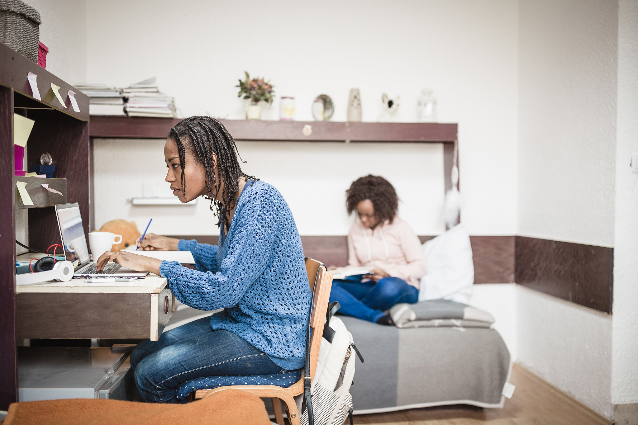 男生是宅男很色见到女的就紧张不多说话