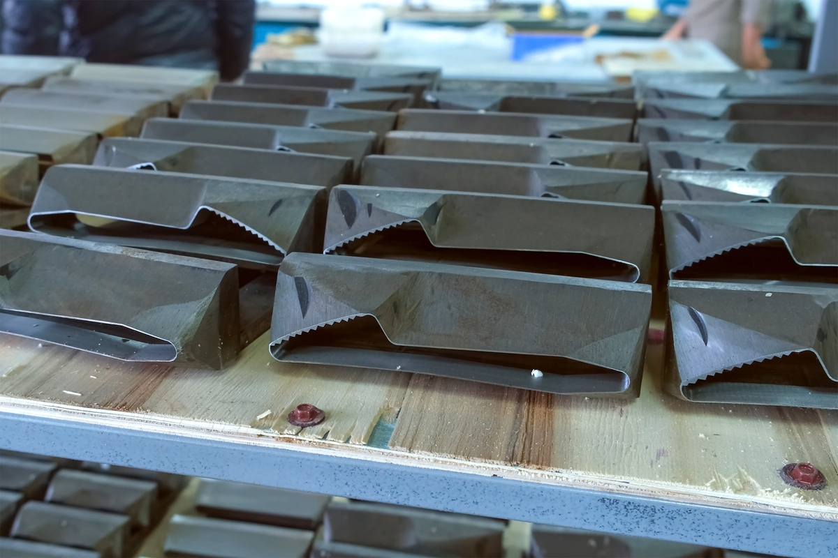 WZCCM-008 多工位级进模参数详解 - 模具尺寸、材料、结构、设计、配件、精度、维护