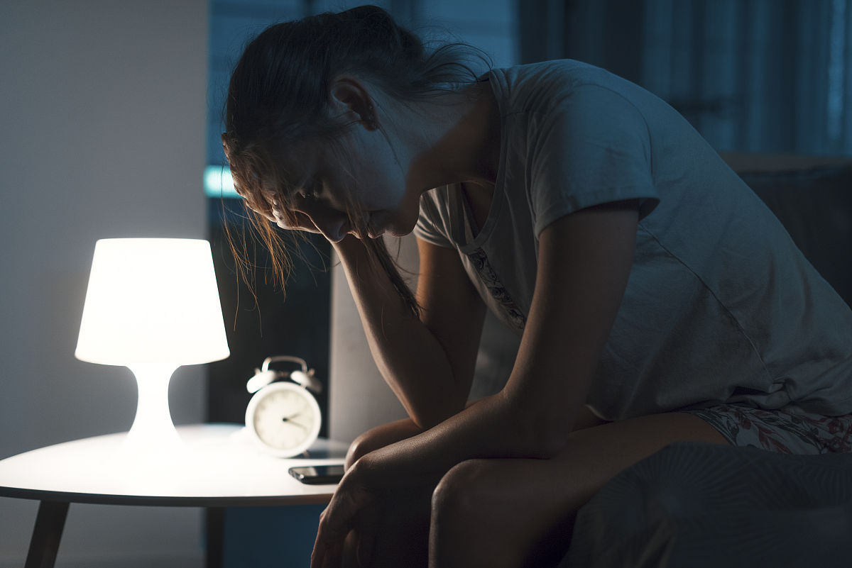 饱受失眠折磨的疲惫女人