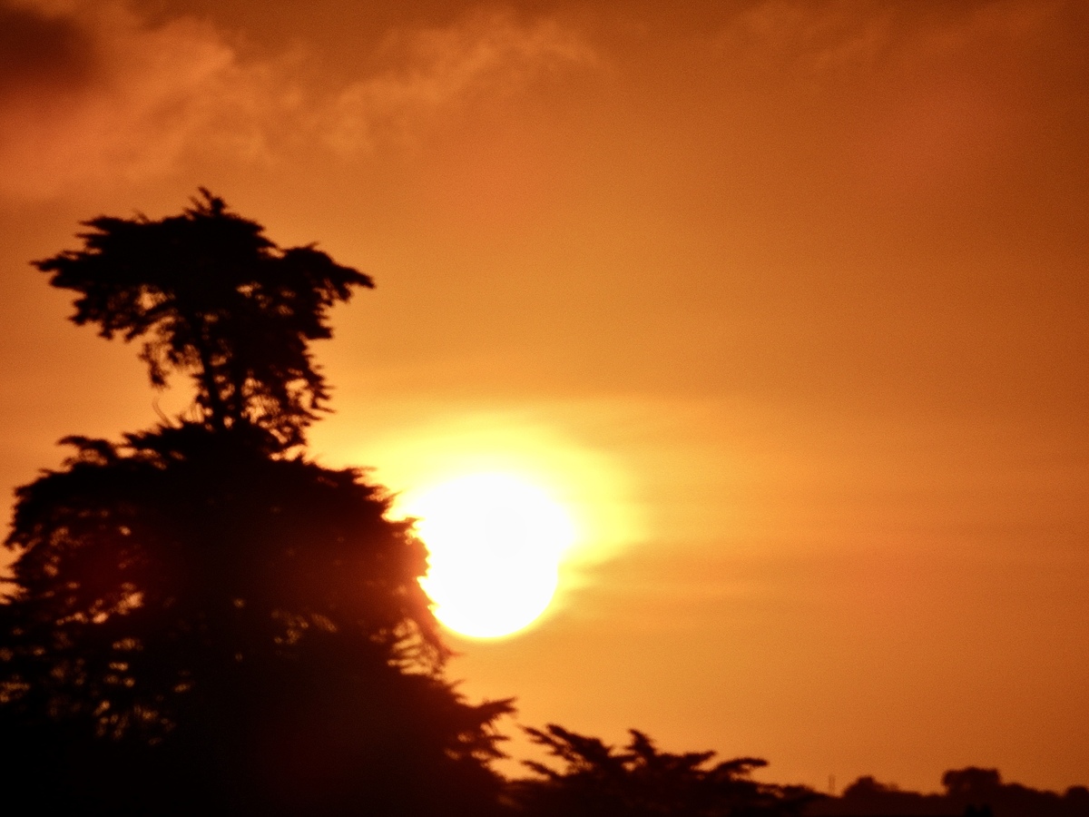 夕阳西下，古文四字短语描绘壮丽景色