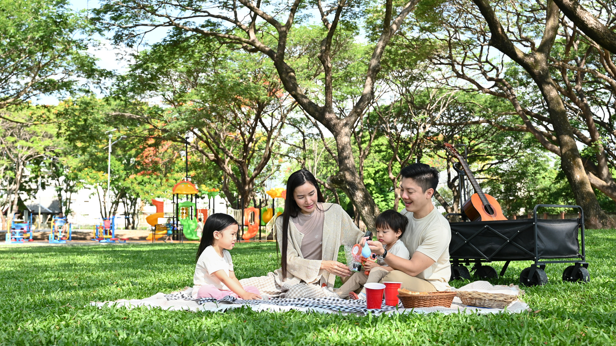 亲子活动亲子活动是指家庭成员之间参与的一系列有趣、寓教于乐的活动旨在增进亲子关系、促进亲子沟通和交流同时也可以提高孩子的自信心和独立能力。常见的亲子活动包括：户外游戏、亲子阅读、手工DIY、亲子运动、亲子烹饪等。这些活动不仅让家长和孩子之间建立更紧密的联系还能让孩子们在轻松愉快中学习新知识增长见识培养兴趣爱好促进身心发展。开展亲子活动的好处还包括：1增进亲子关系：亲子活动可以让家长和孩子之间更好地