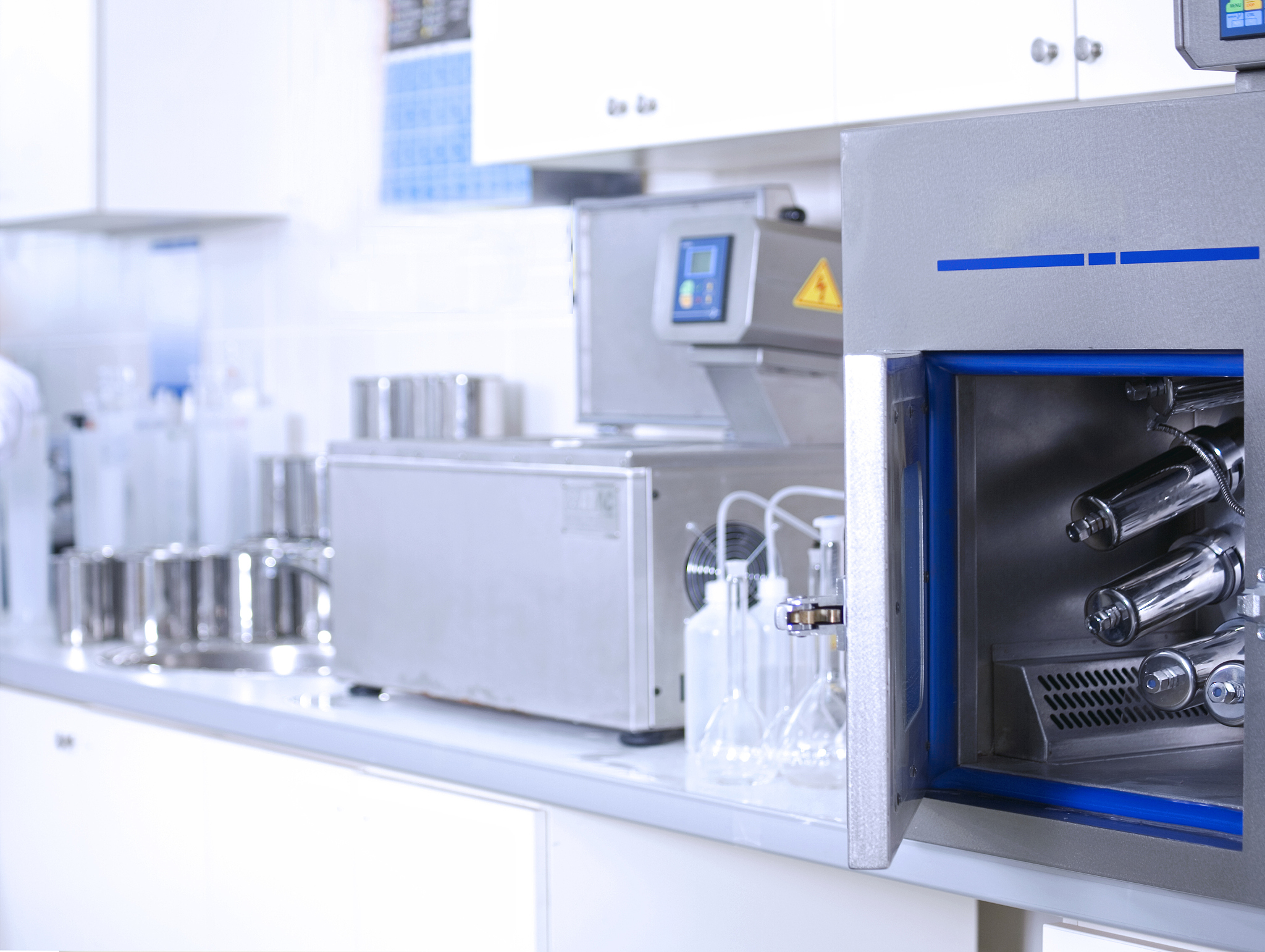 不管您是否相信在 1950 年至 1951 年期间AC Gilbert 公司分发了 Gilbert U-238 原子能实验室这是一种玩具套件可让孩子们使用实际的放射性物质在家中进行核反应。1951年下架