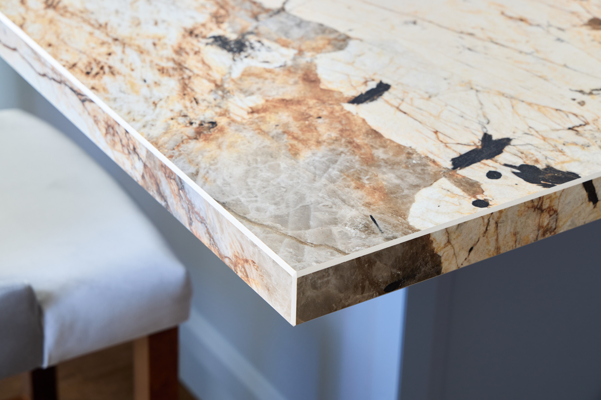 罗马精盾岩板vs凯撒岩板：哪种更适合你？