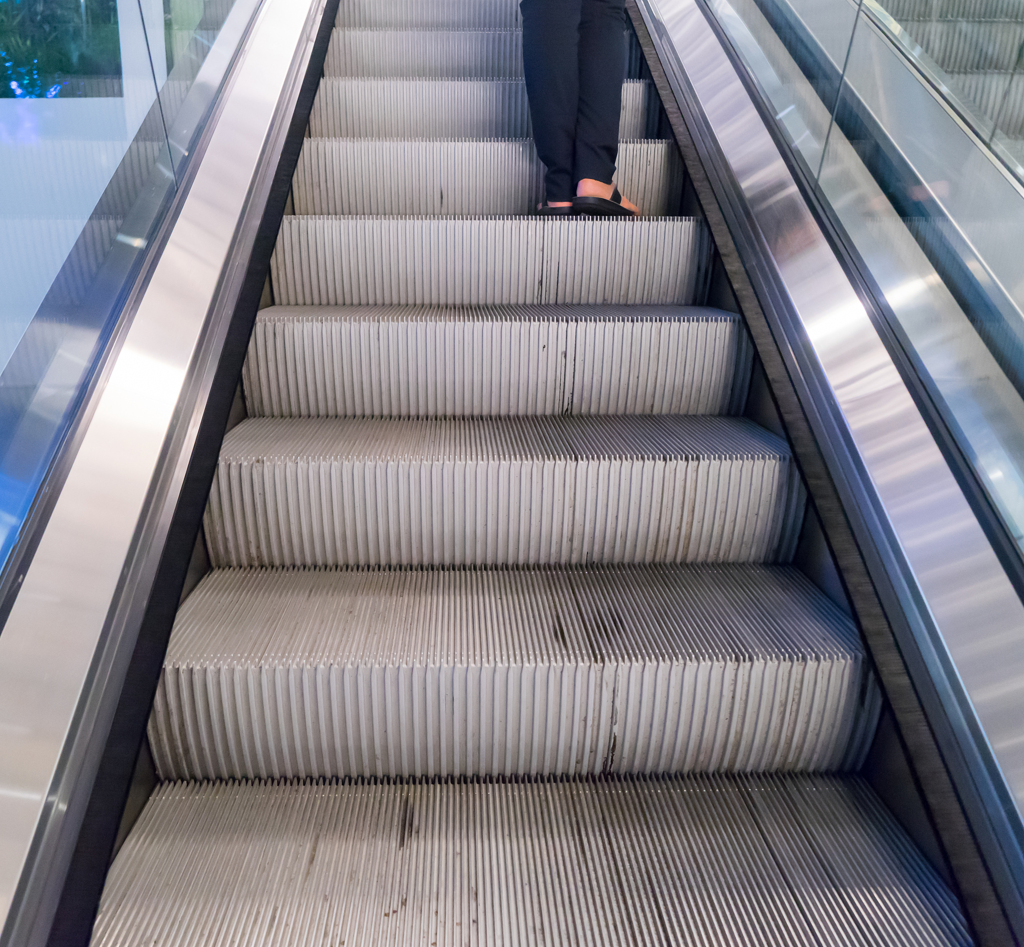 扶梯扶手带与梯级不同步需要检查的内容？ 扶手挠度 扶手带涨紧度 梯级运行速度 扶手带链条挠度