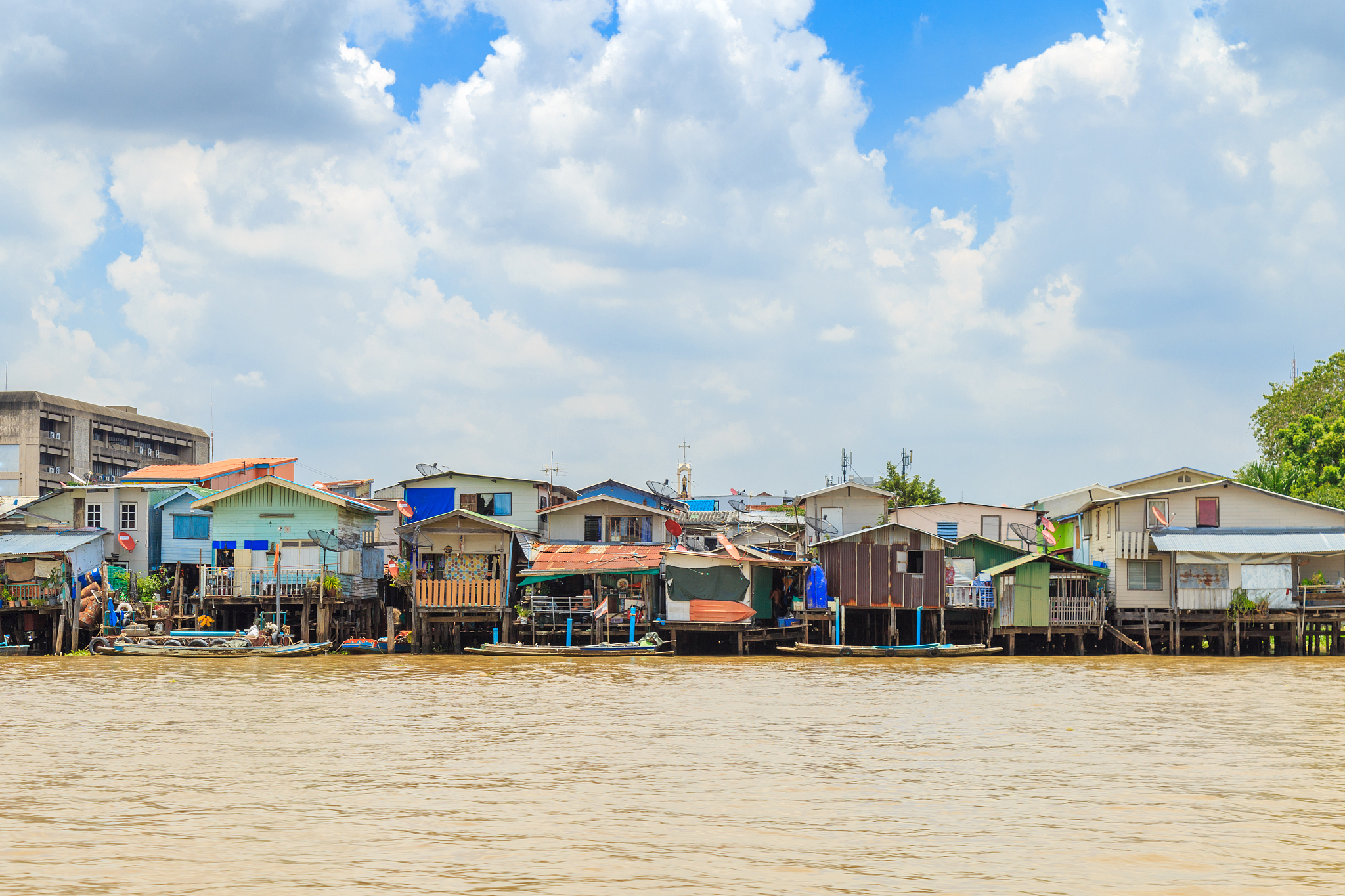 picture of the houses along the chao phraya river when flood tid