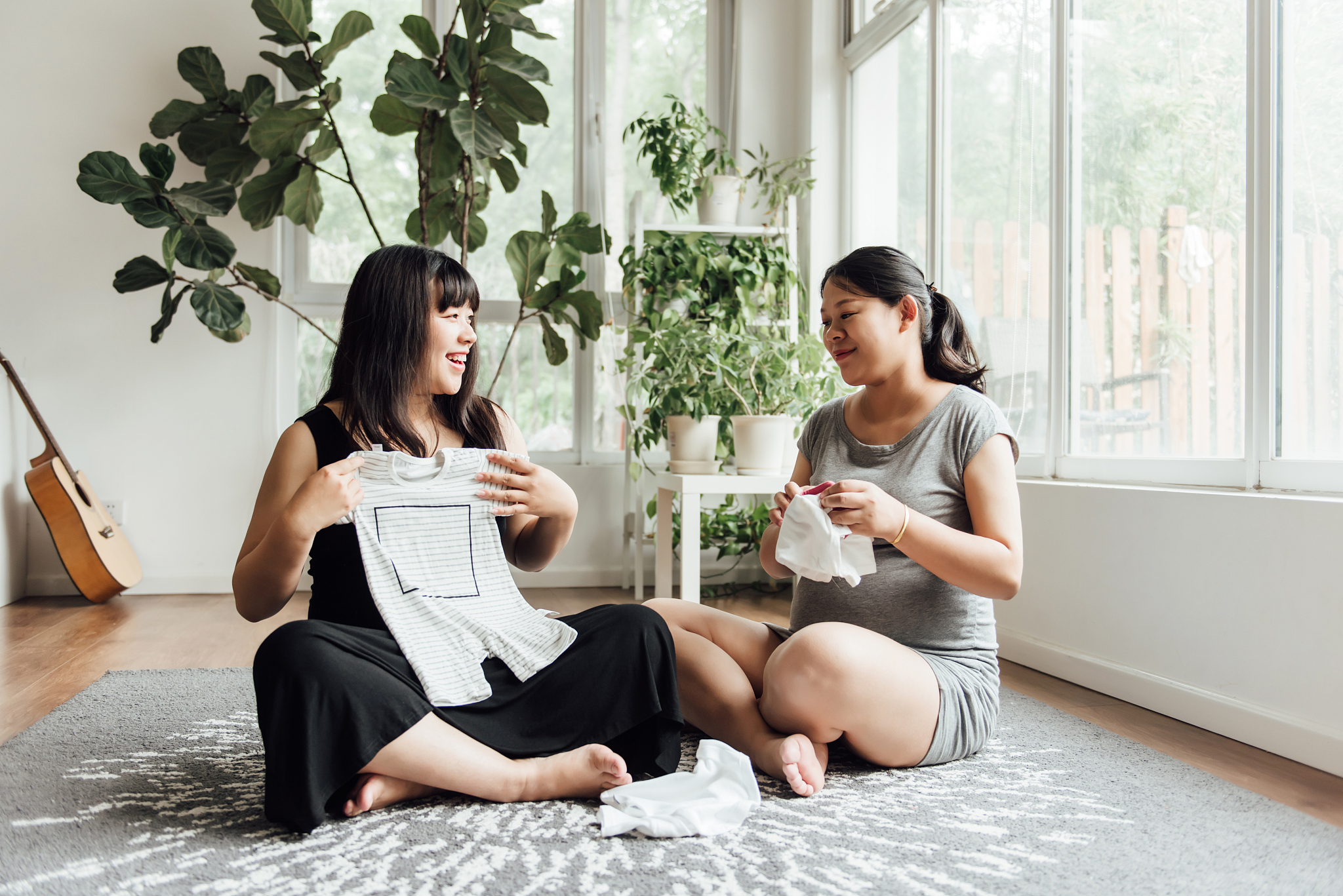 在不改变意思的情况下精简内容：婚姻对女性的影响因人而异以下是一些可能的影响：1 家庭责任：婚姻给女性带来的最大变化就是家庭责任。她们需要照顾孩子照顾丈夫和家庭这通常需要投入大量的时间和精力。2 快乐和满足感：对于那些感到满足和快乐的女性来说婚姻可能会给她们带来更多的幸福感。结婚后女性通常会拥有一个支持和关爱的伴侣这可以带来更多的安慰和满足感。3 社会认可：在某些社会中结婚被视为女性的一种社会认可和