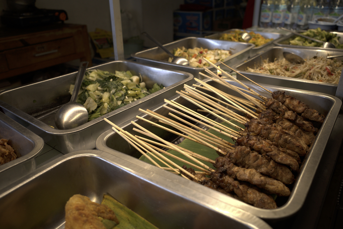 路边摊的魅力：解读其独特优势与挑战