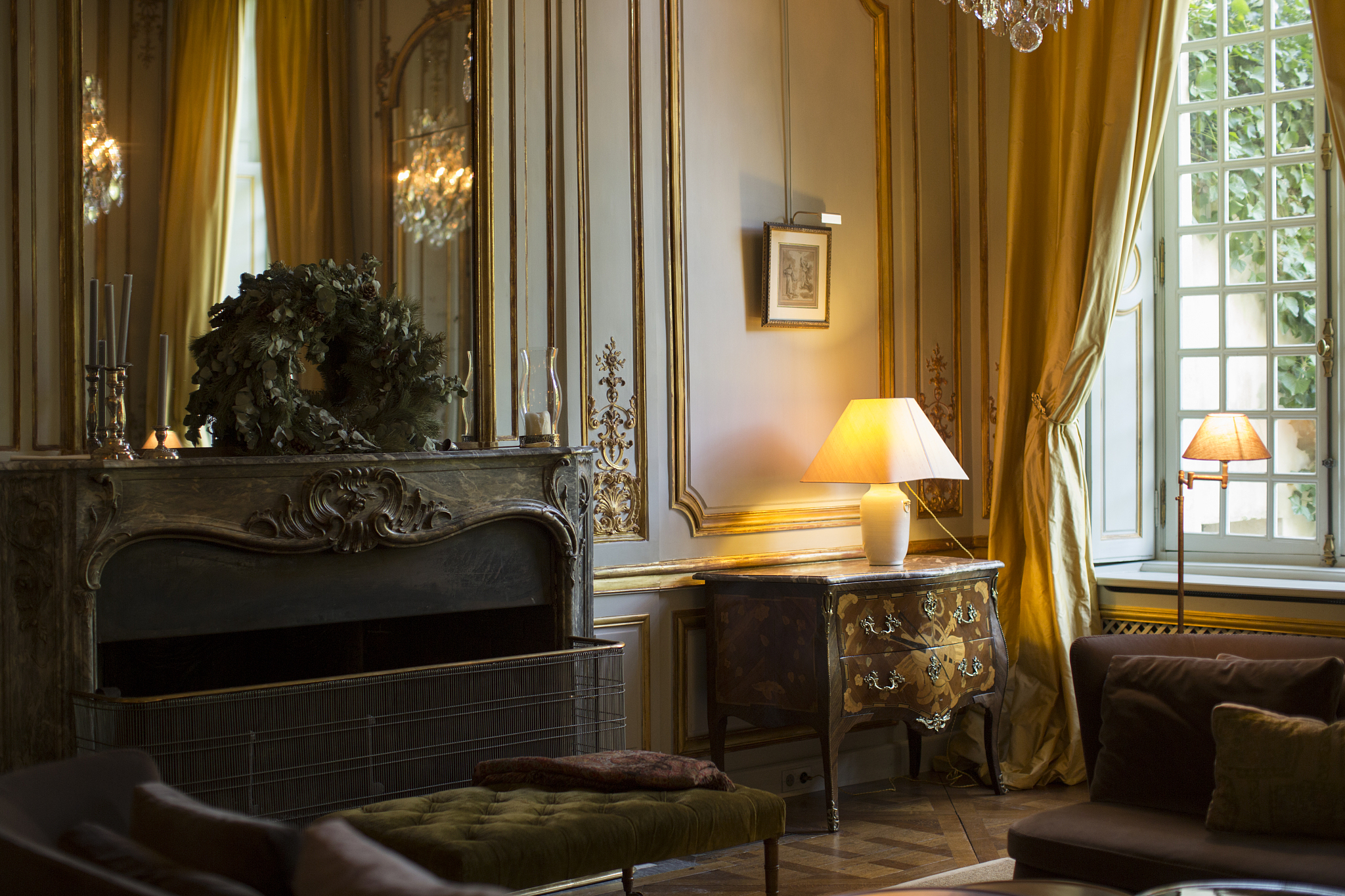 用一些英文词汇描述一个hotelA hotel is a luxurious establishment that boasts elegant decor plush furnishings and top-notch amenities Guests can expect a range of services including room service concierge assistan
