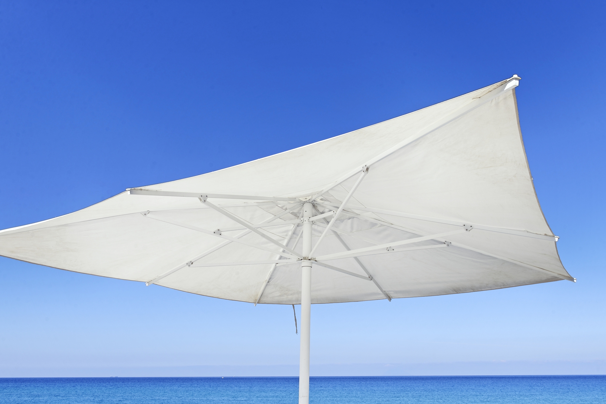 hello youre building products description page for your website and youll write a 500 words post for your products with a title analyzing from as many points as possible your product is beach umbrella