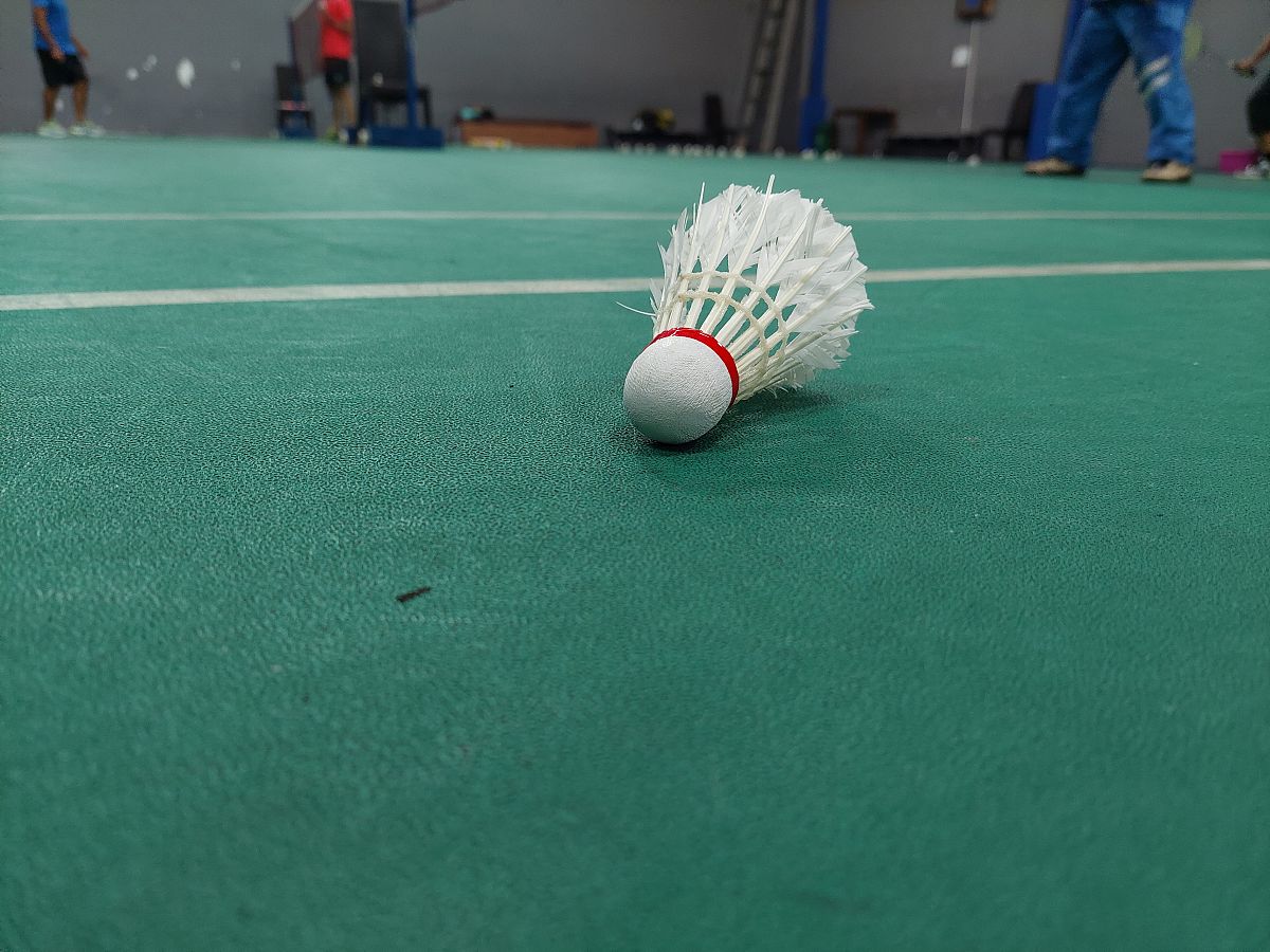 有观点说羽毛球单打和羽毛球双打是风格完全不同的两种运动该如何反驳这种观点