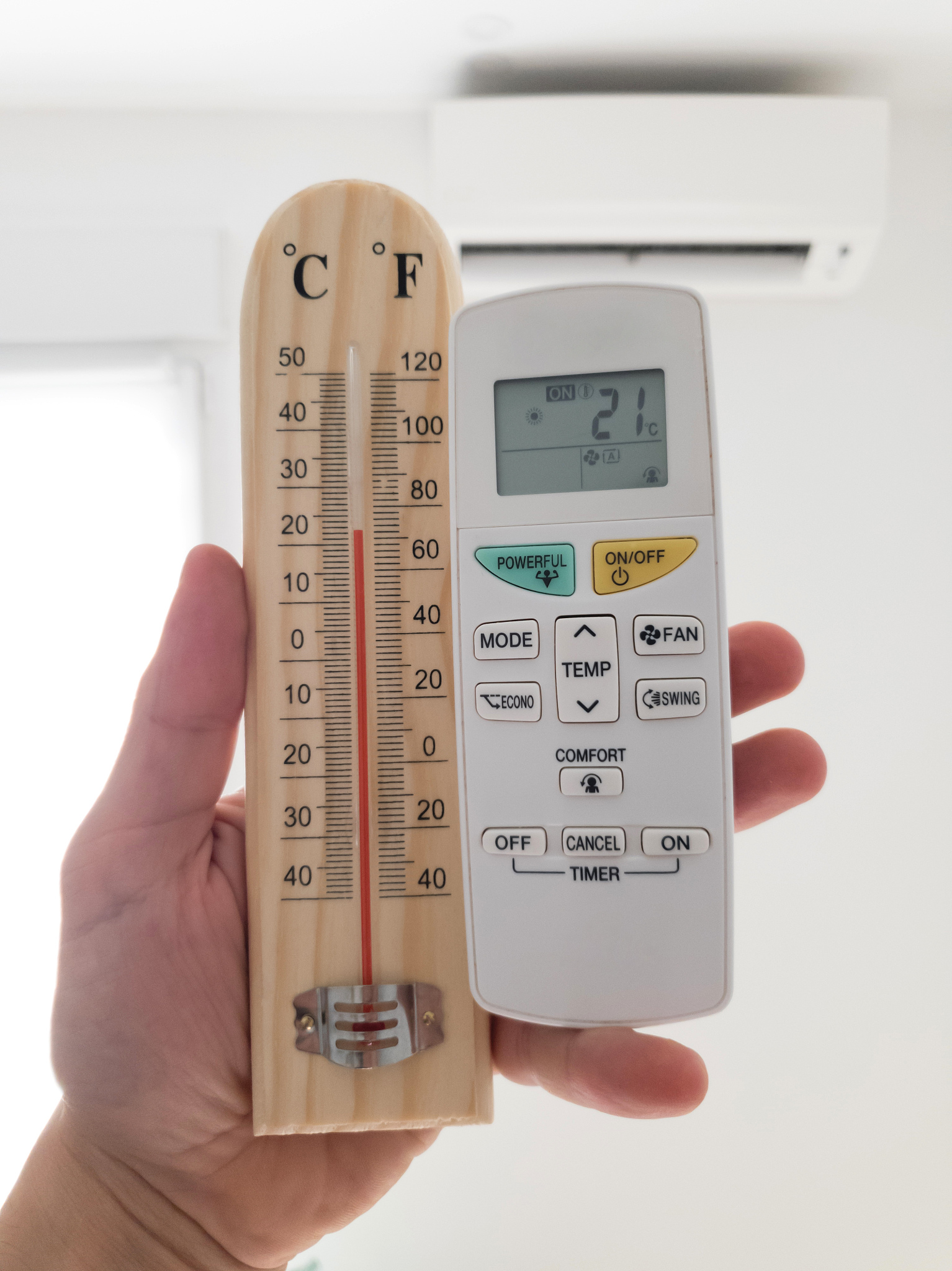 请翻译我们现场未见到冷库的温度显示。使用便携式温度计测得库内温度约为-155摄氏度