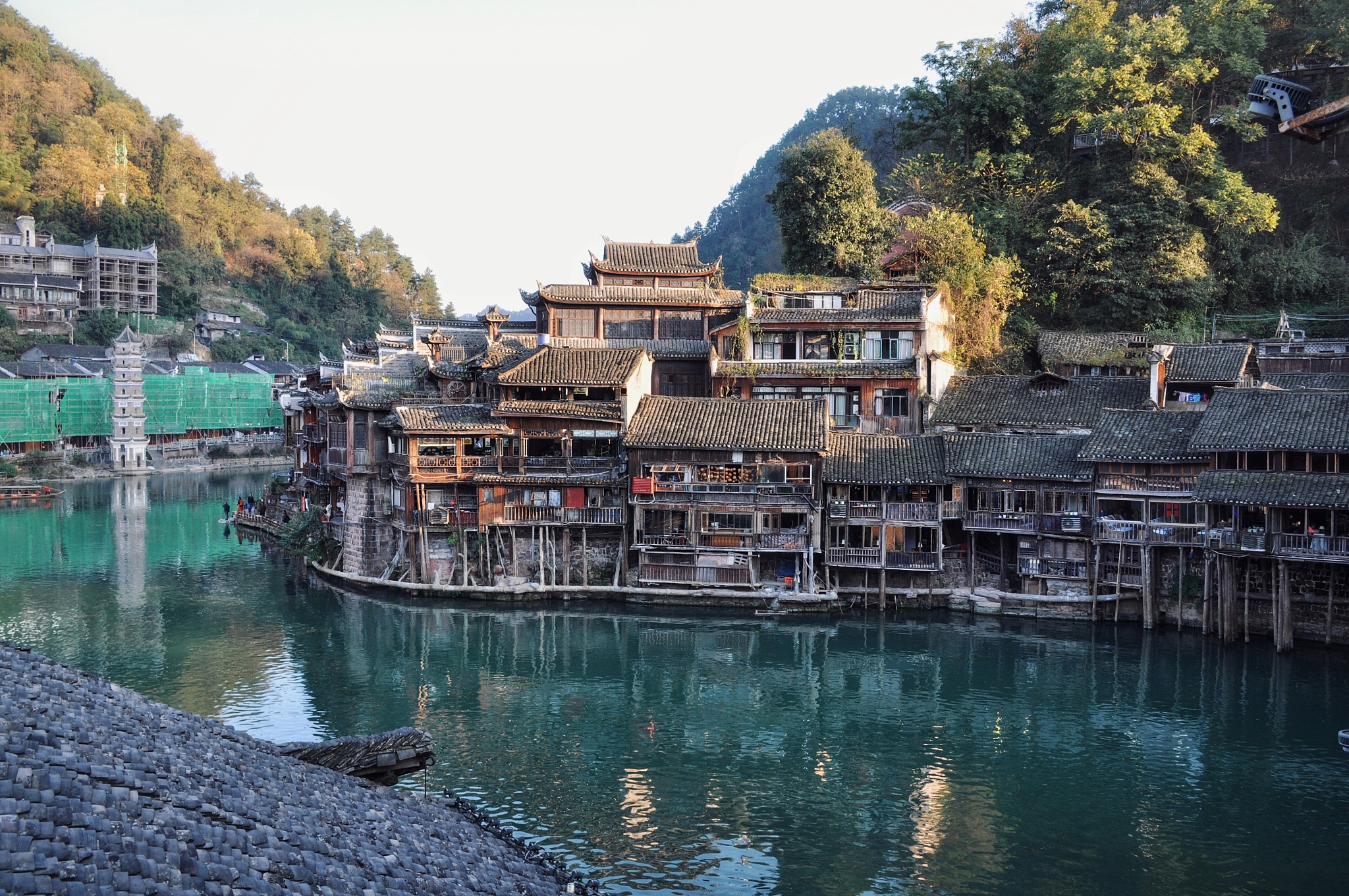 湖南省的湘西土家族苗族自治州最出名的景区是什么？